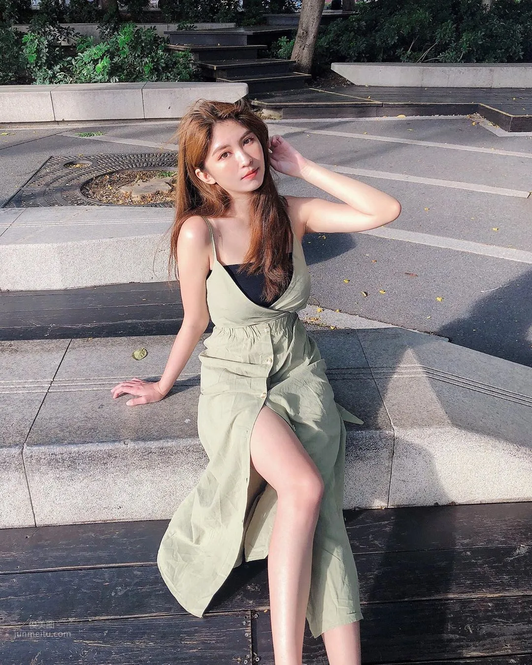 Malaysian Beauty Li Aiwei Swimsuit Photos, Amazing Figure Shocks Netizens photo 17