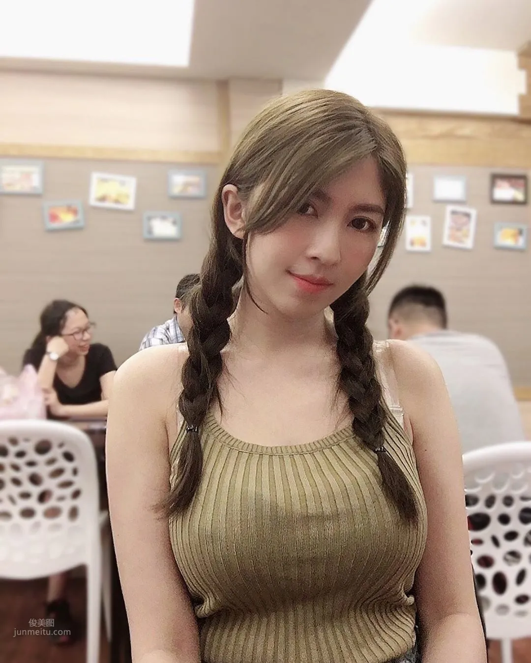Malaysian Beauty Li Aiwei Swimsuit Photos, Amazing Figure Shocks Netizens photo 13