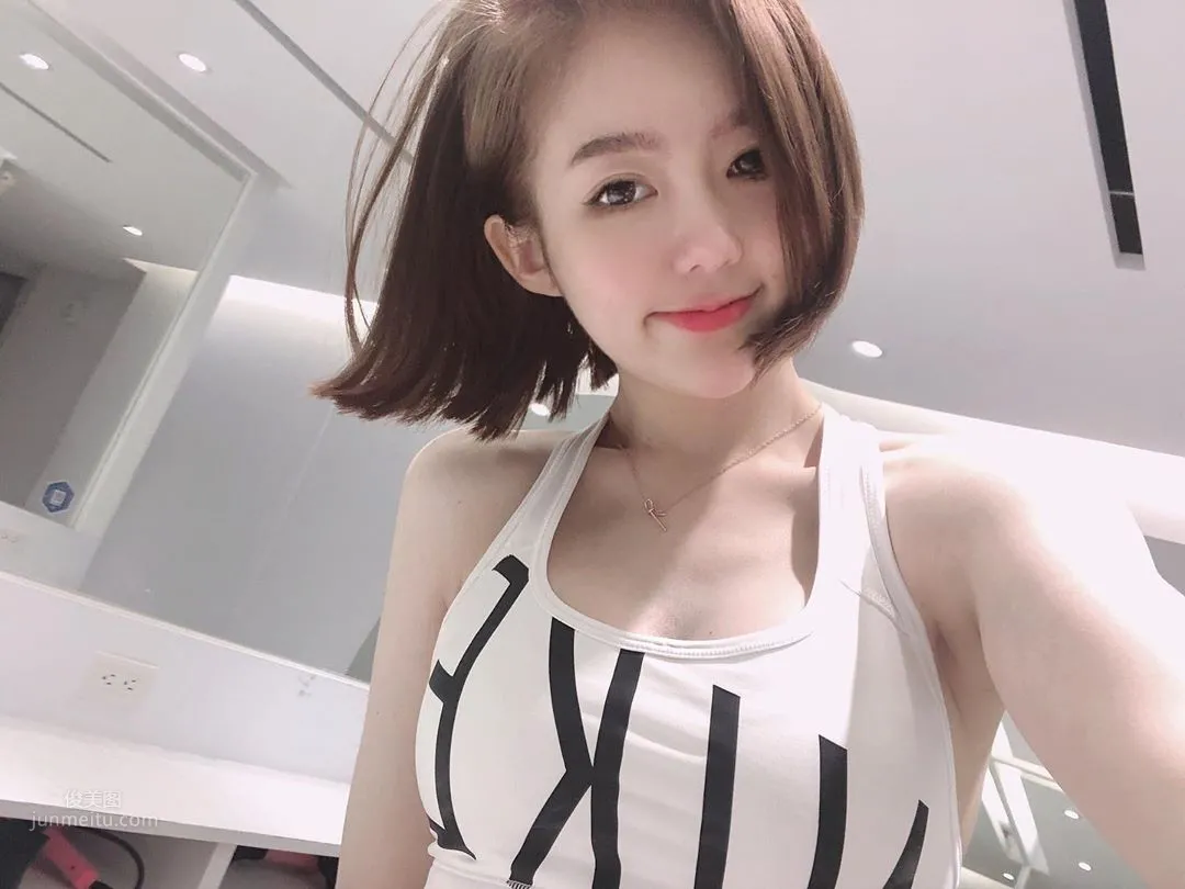 正妹妮妮子穿運動背心健身，鎖骨出賣好身材 16