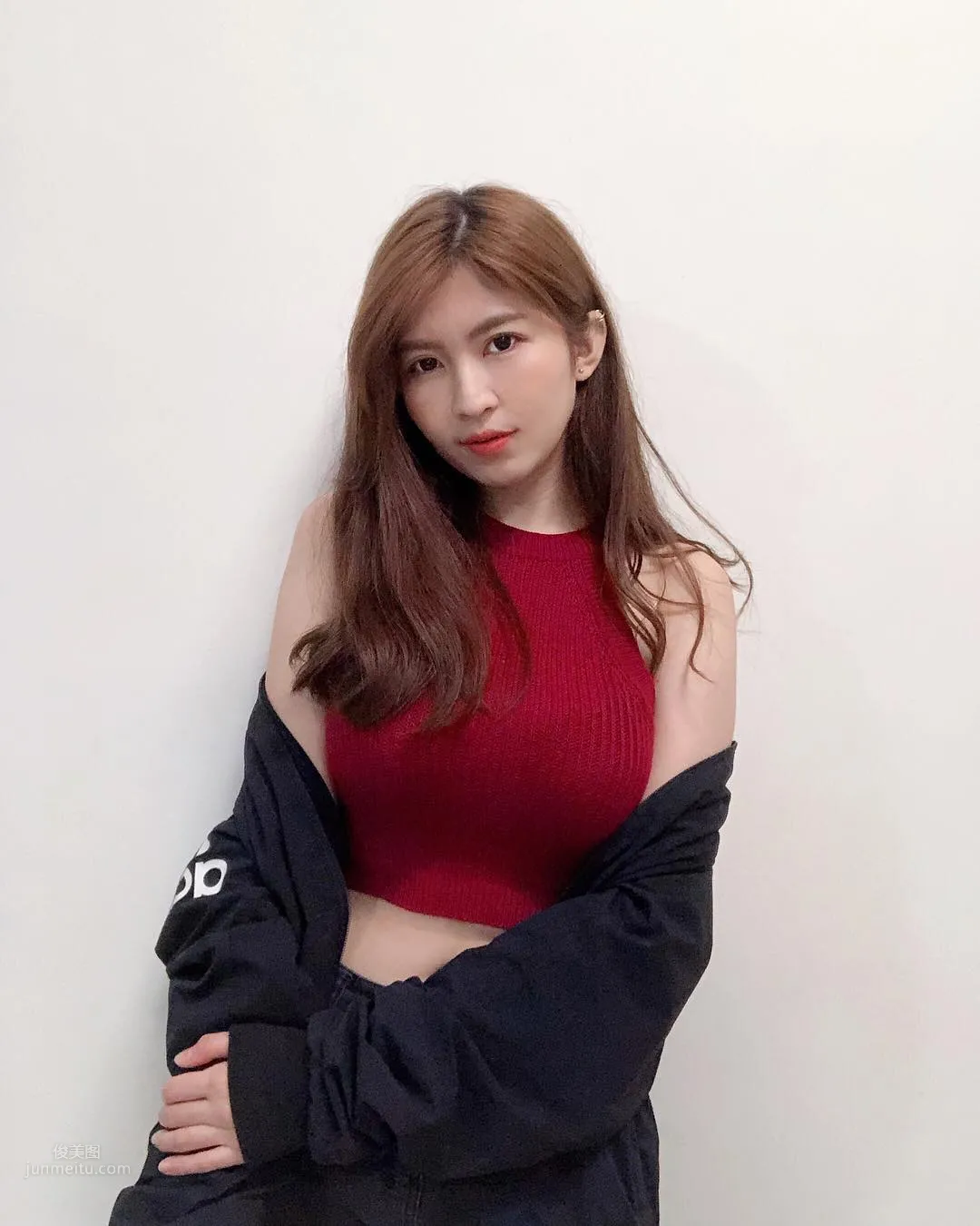 Malaysian Beauty Li Aiwei Swimsuit Photos, Amazing Figure Shocks Netizens photo 8