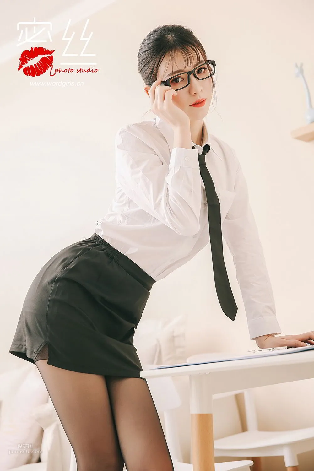 [TouTiao Goddess] Miss Series 001 Agency Girl's Black Stockings Strike photo 2