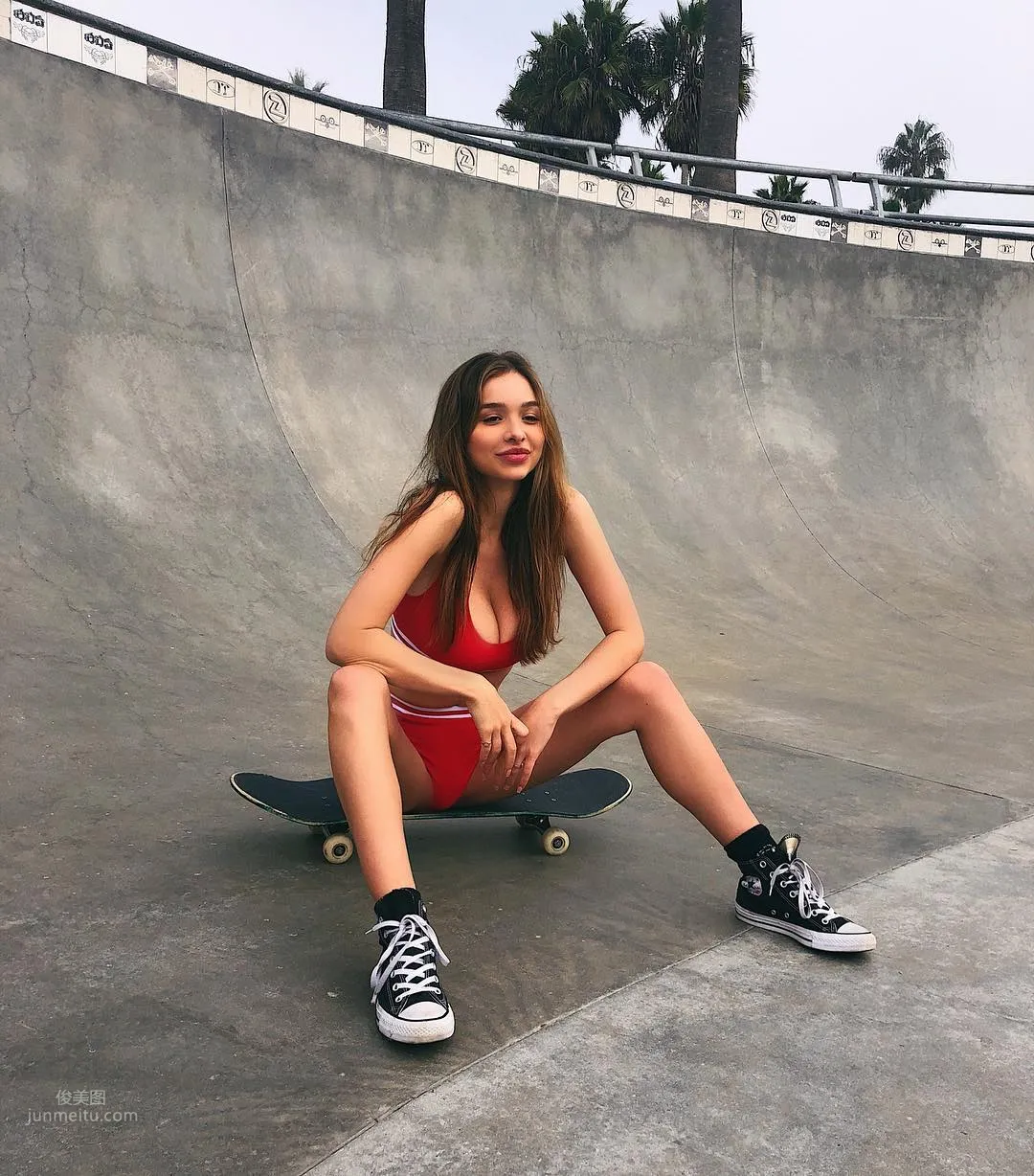 90后女神Sophie Mudd再掀起童颜欧派狂潮_26