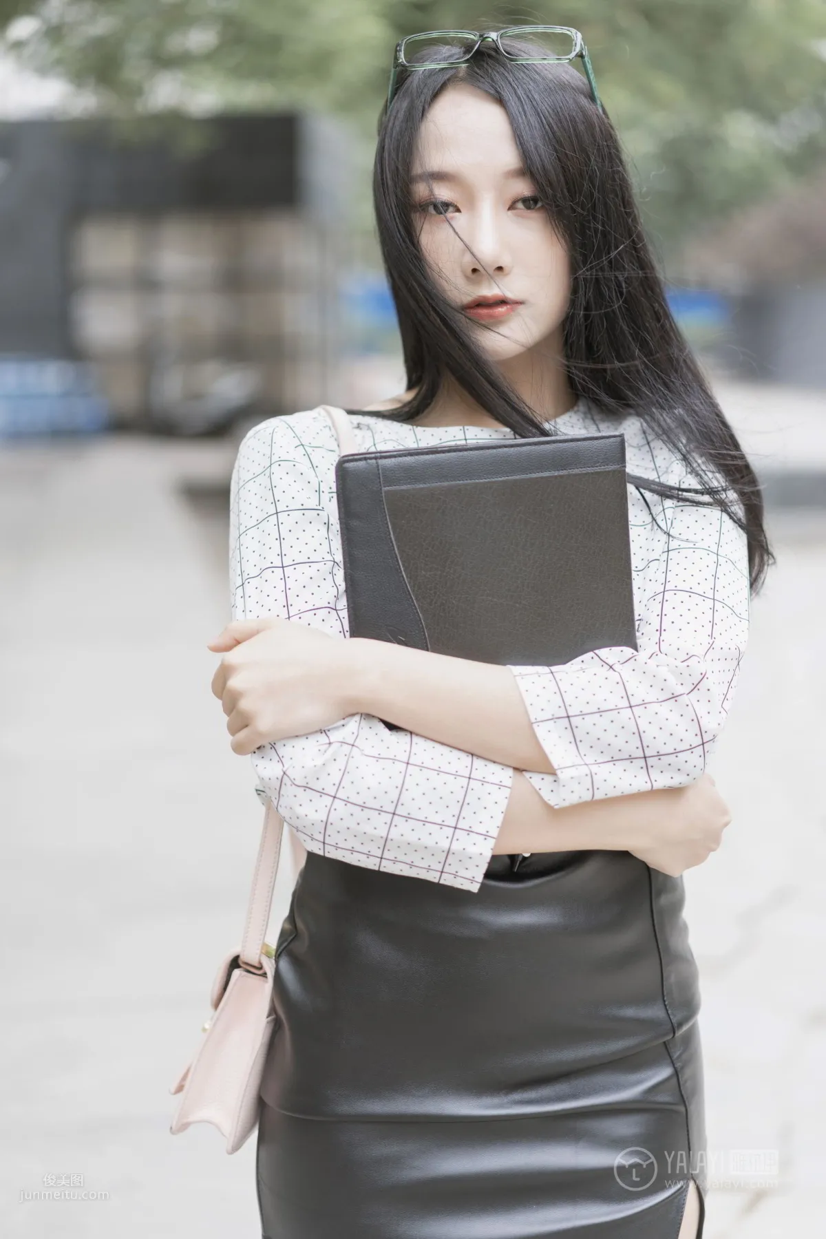 [YALAYI] 2019.06.28 Vol.322 Female White-Collar Private Life 1 He Jiaying photo 23