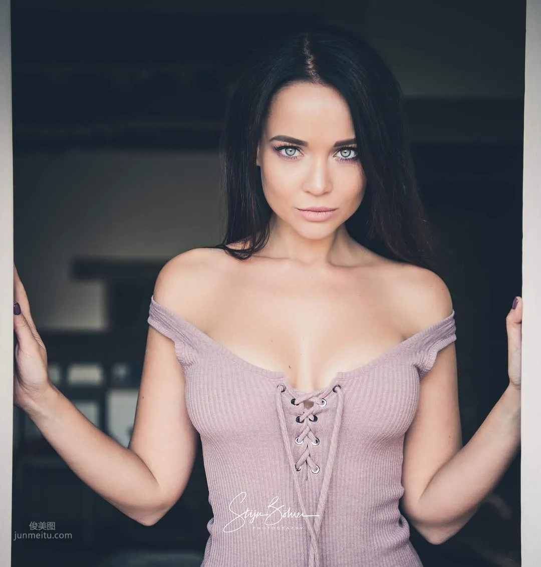 Angelina Petrova- 新货到！网拍老板娘「亲自下场」_1