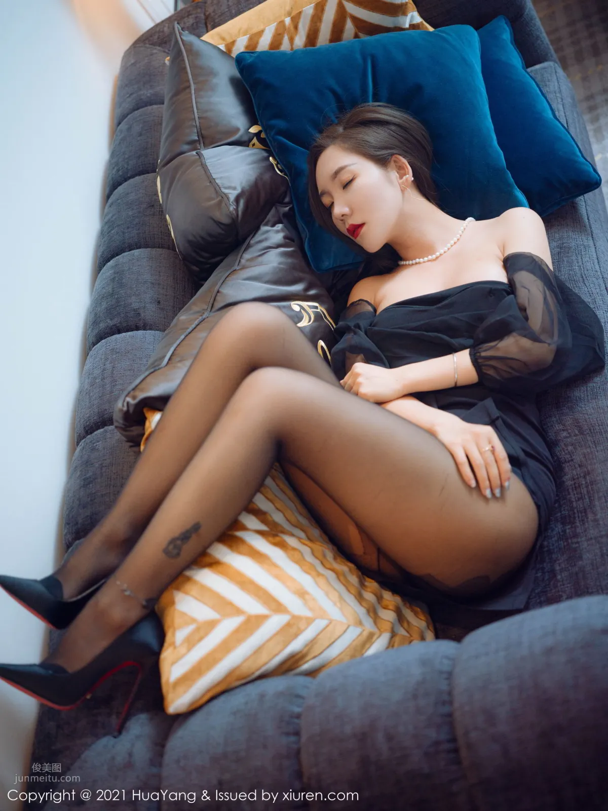 Mature Woman Goddess Ai Jingxiang, Black Strapless Dress photo 17