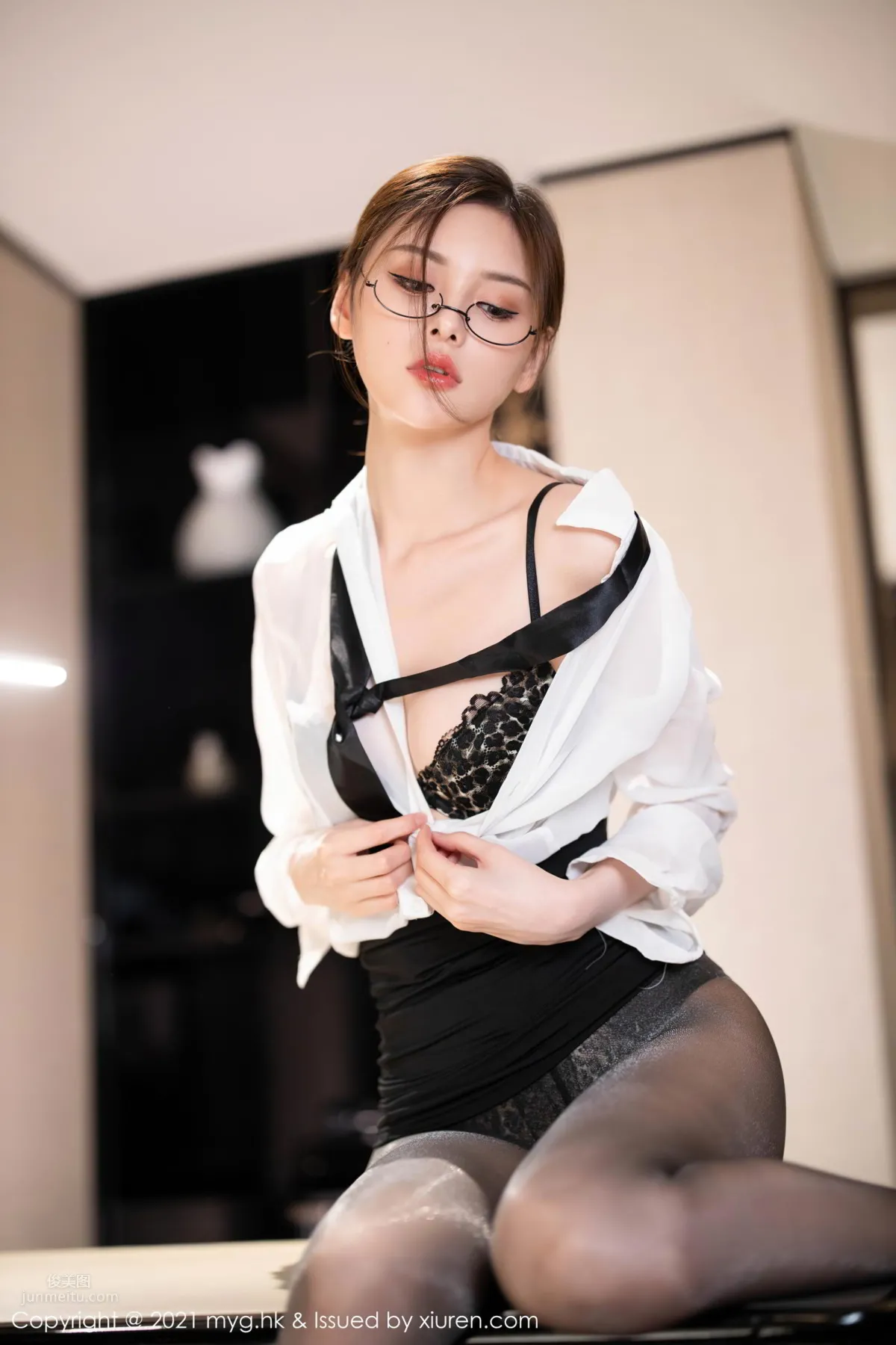 新晉女神小夕juju 白襯衫與黑短裙 37