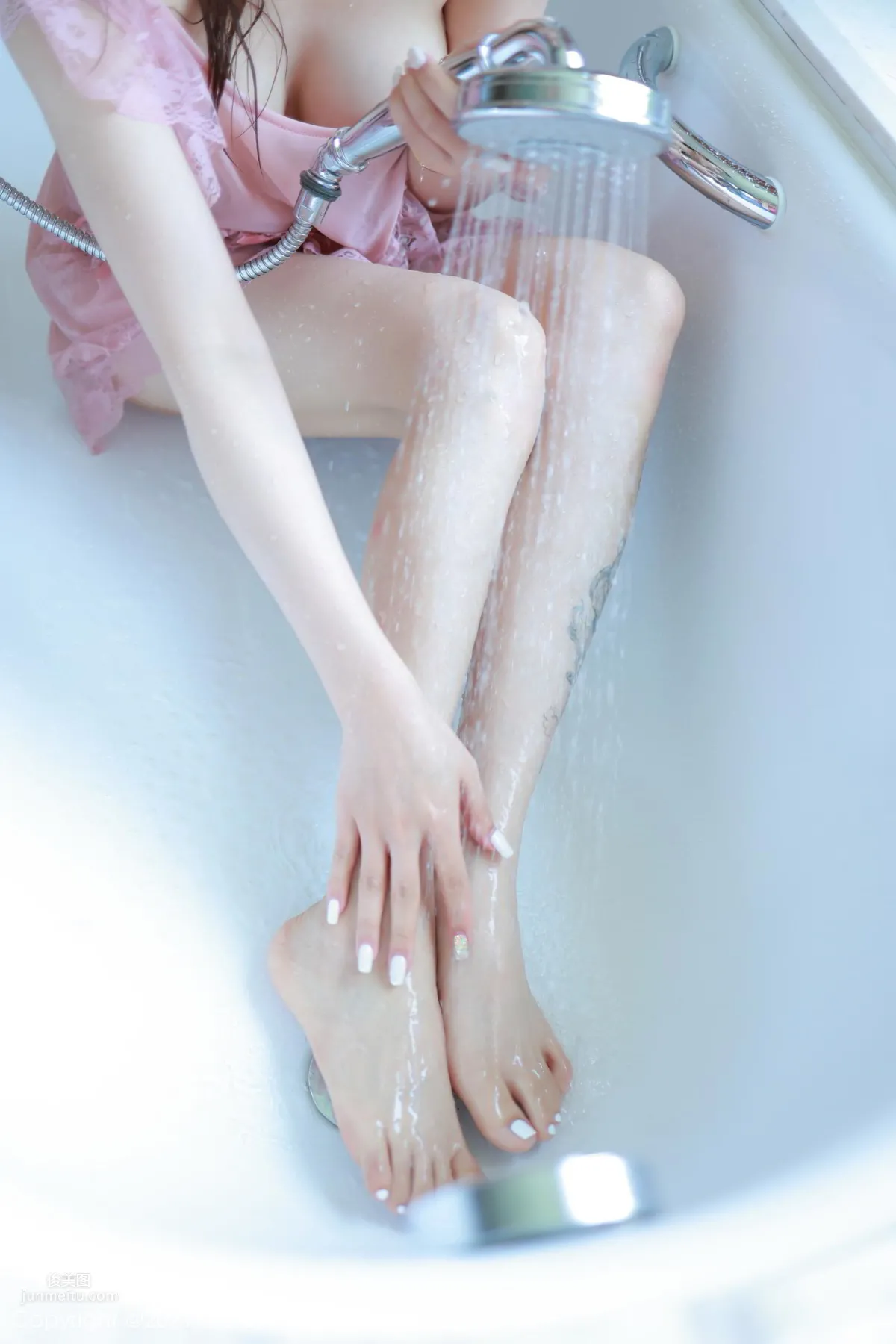 雙馬尾女孩夏西CiCi 粉色女仆浴室濕身 33