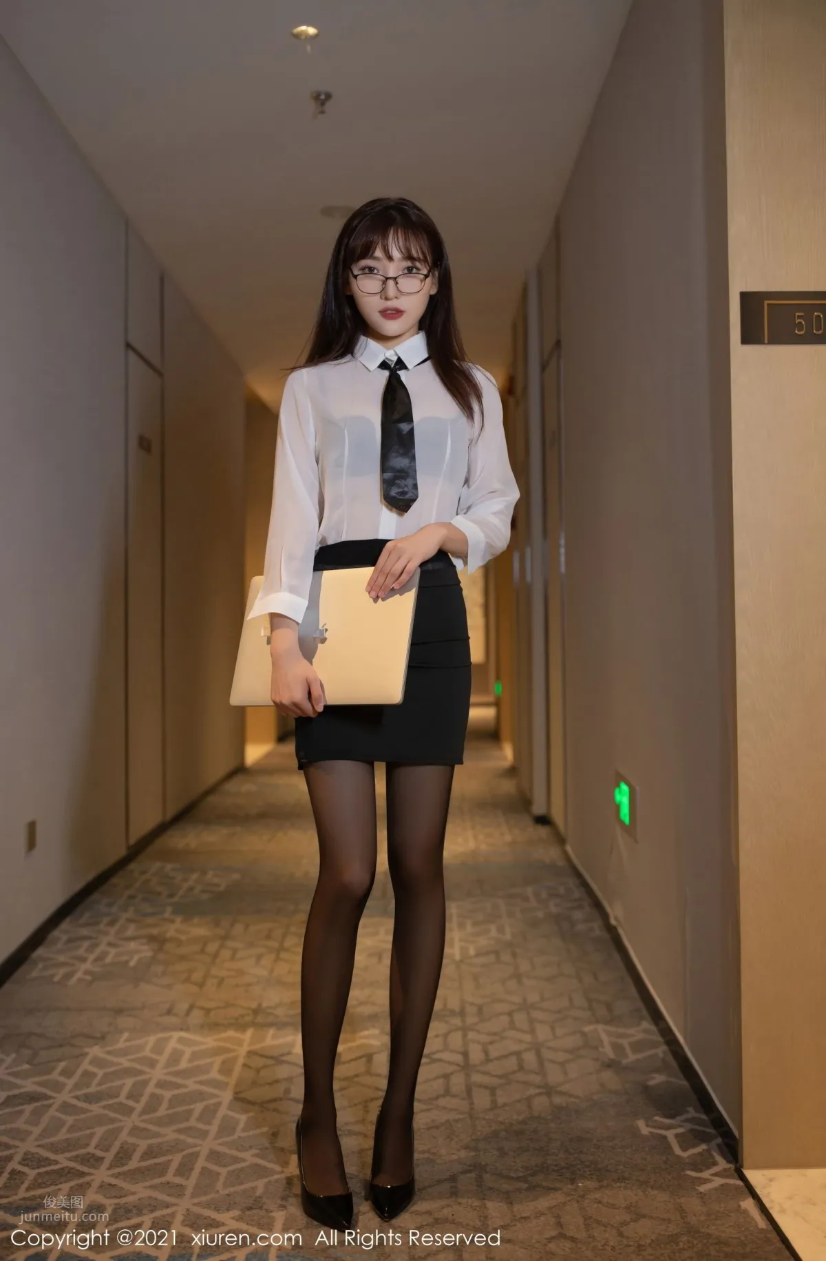 女神总裁陆萱萱 双人房的故事_0