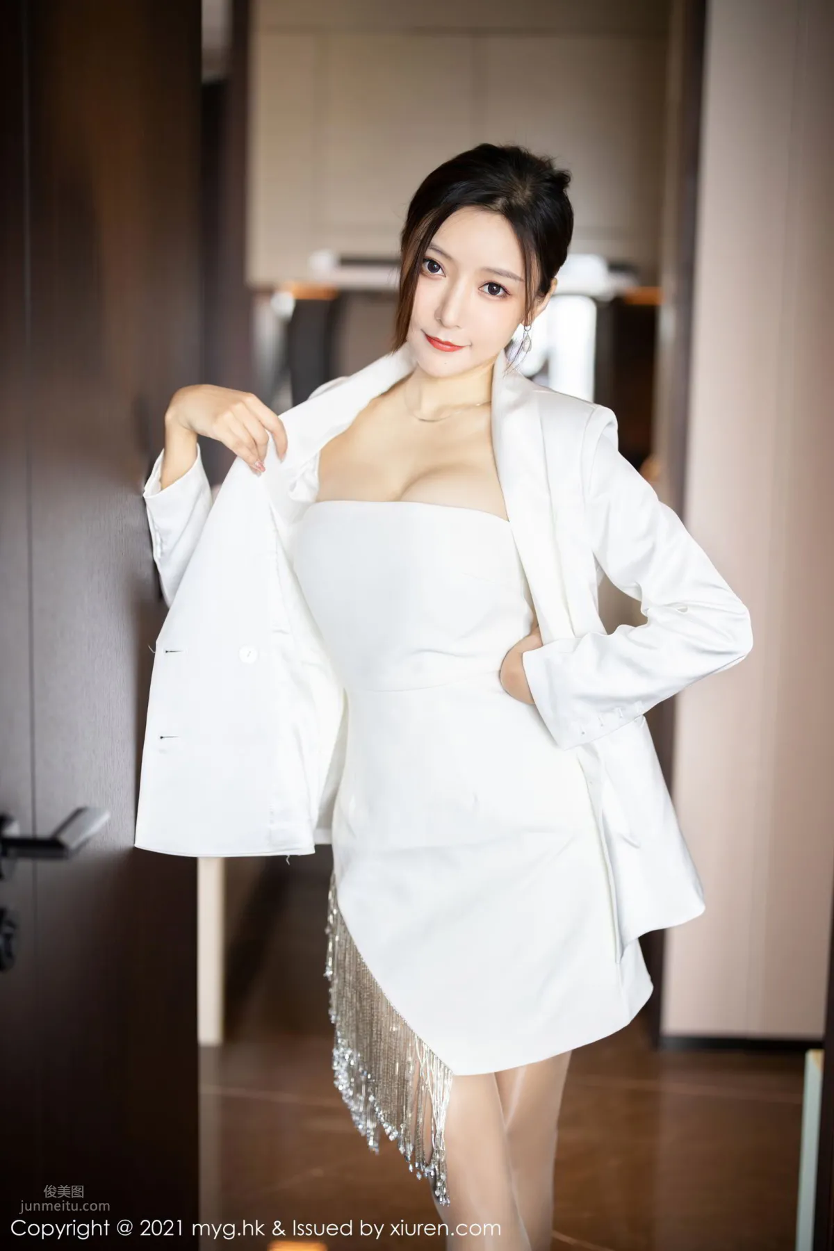 女神王馨瑶yanni 洁白耀眼抹胸服饰_1