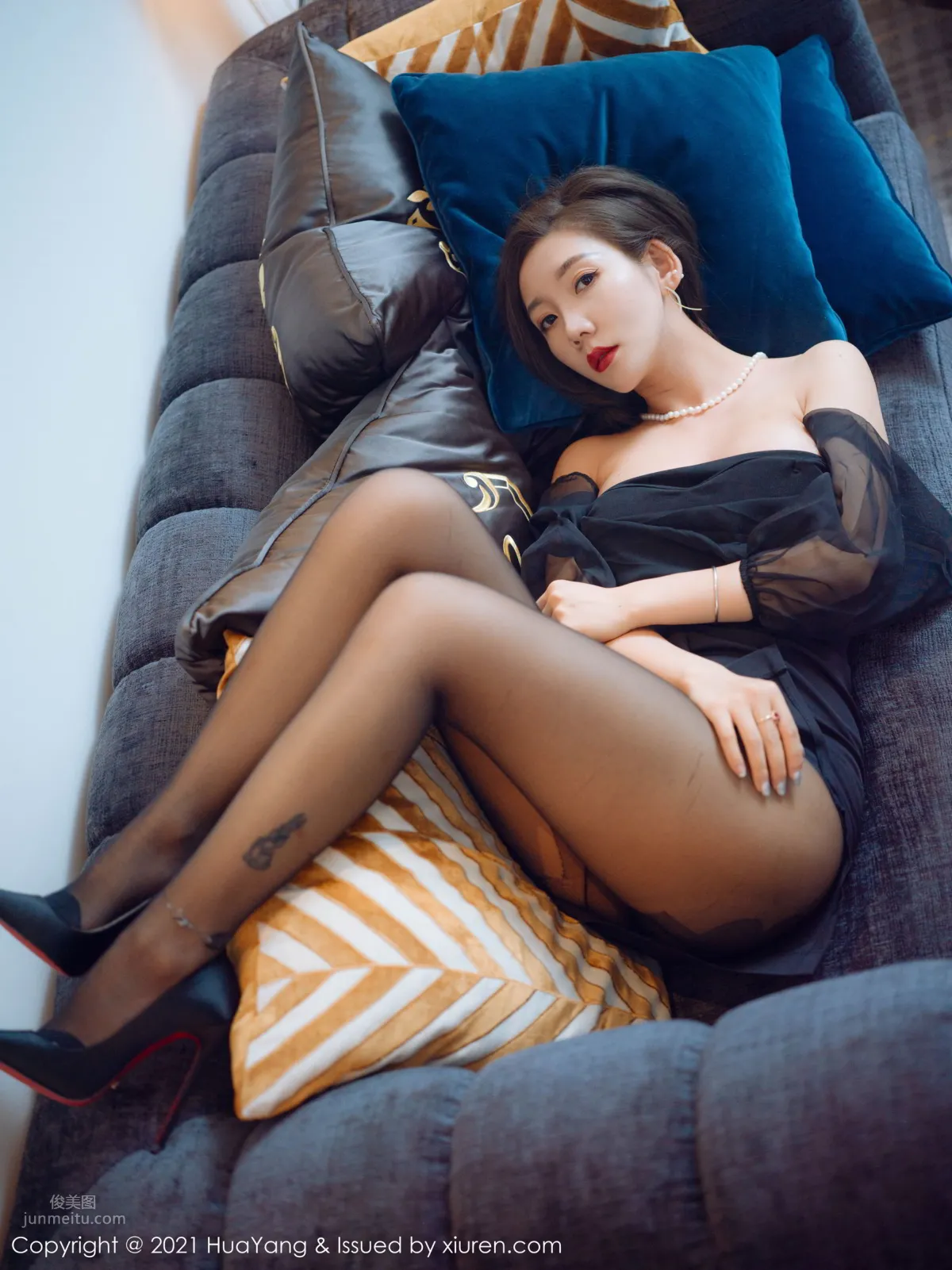 Mature Woman Goddess Ai Jingxiang, Black Strapless Dress photo 16