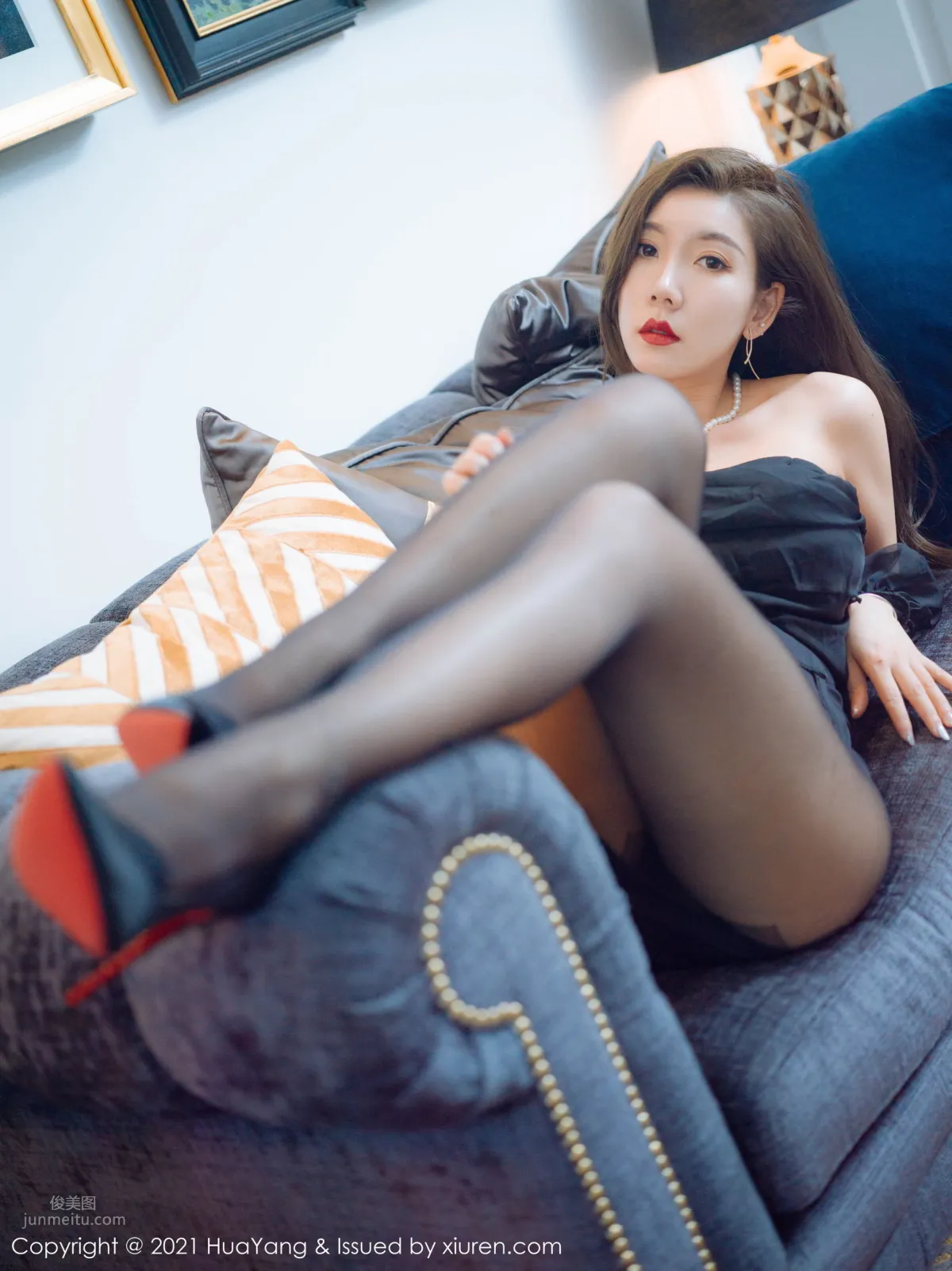 Mature Woman Goddess Ai Jingxiang, Black Strapless Dress photo 10