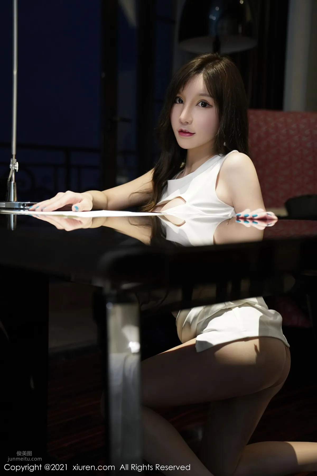 女神周于希Sandy 白色多姿的礼裙_17