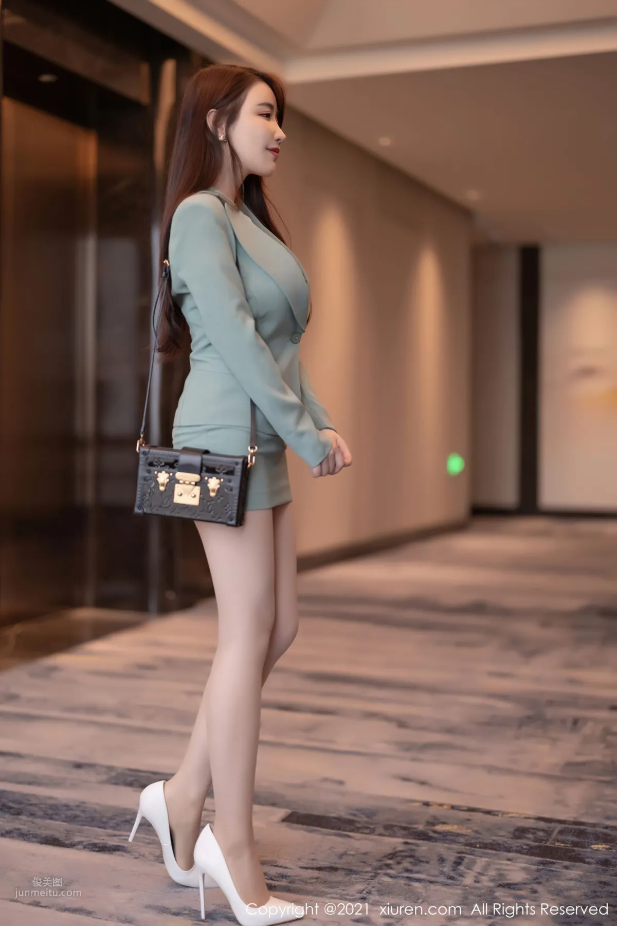 Goddess of Otaku Fei Yueying, Light Green Professional Attire photo 3