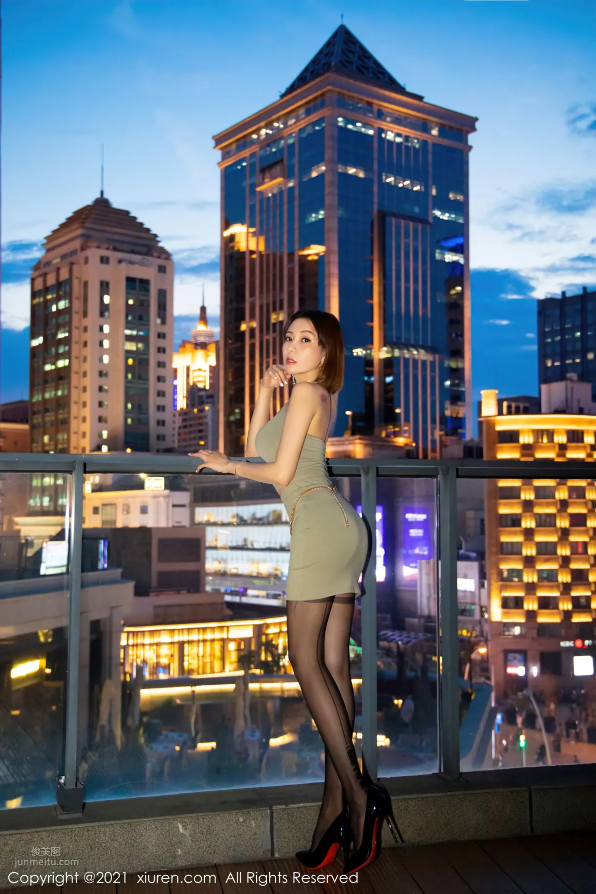 短发御姐果儿Victoria 一袭简约吊裙与夜景_7