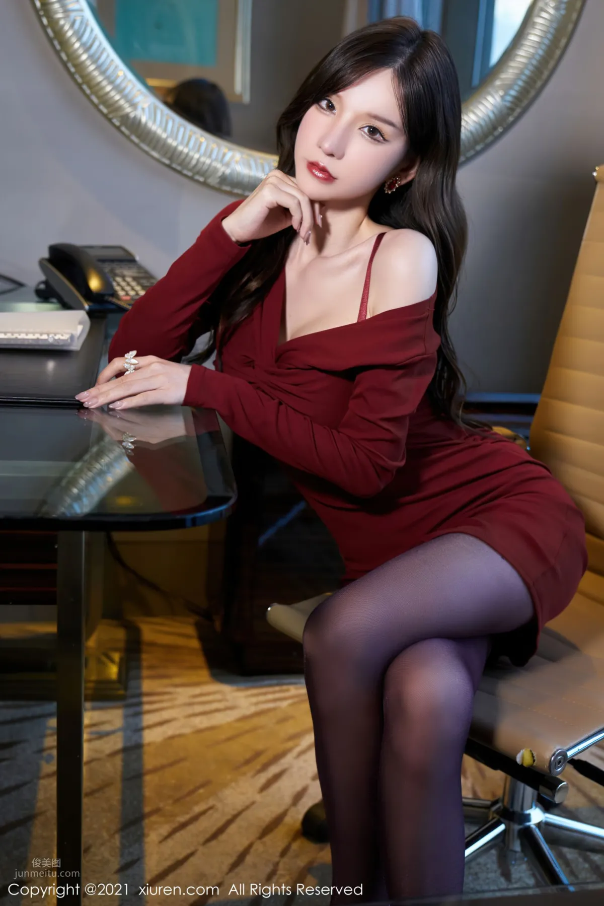 Mature Girlfriend Zhou Yuxi, Scarlet Multicolored Outfit photo 25