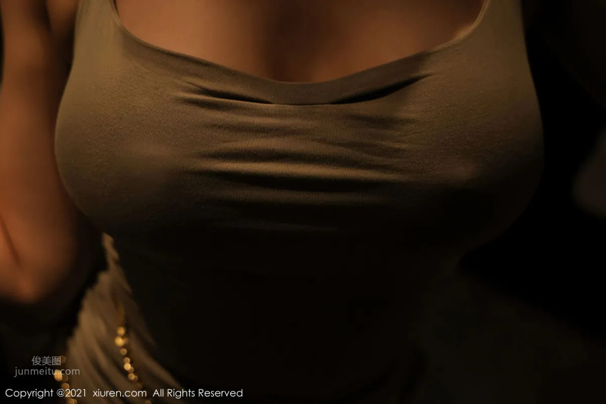 Short-Hair Mature Woman Guoer Victoria, A Simple Slip Dress and Night Scene photo 12