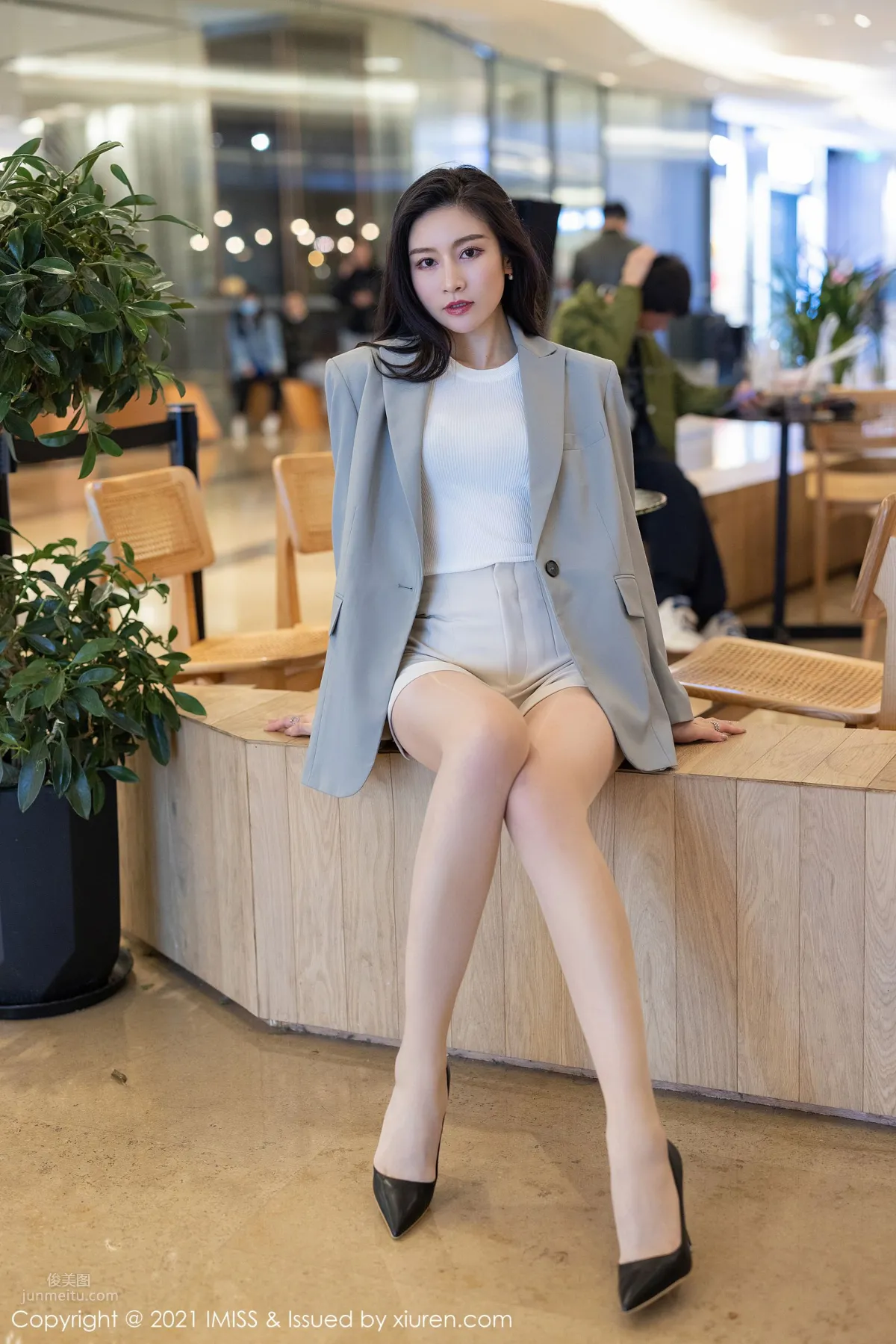氣質美女Vanessa 優雅多姿的職場OL 22