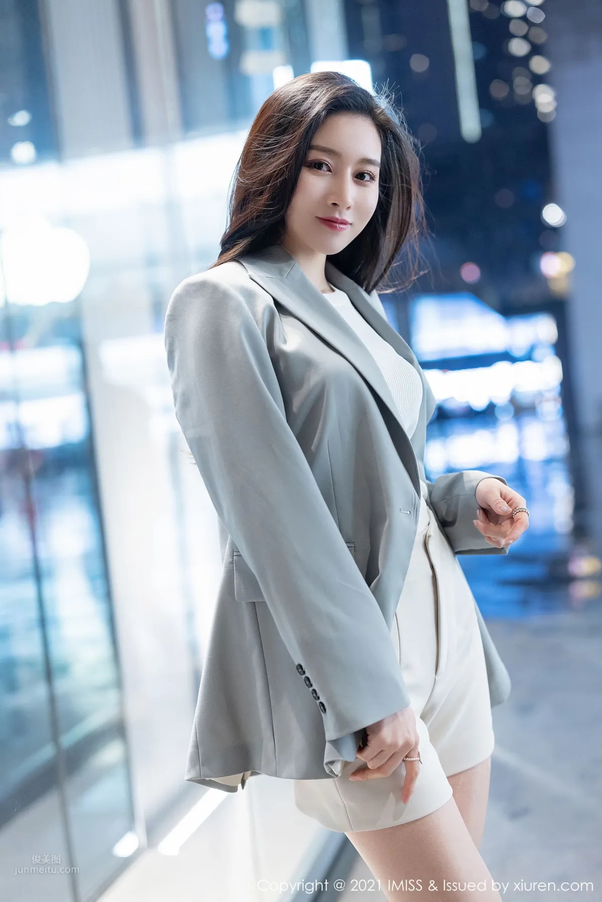 氣質美女Vanessa 優雅多姿的職場OL 8