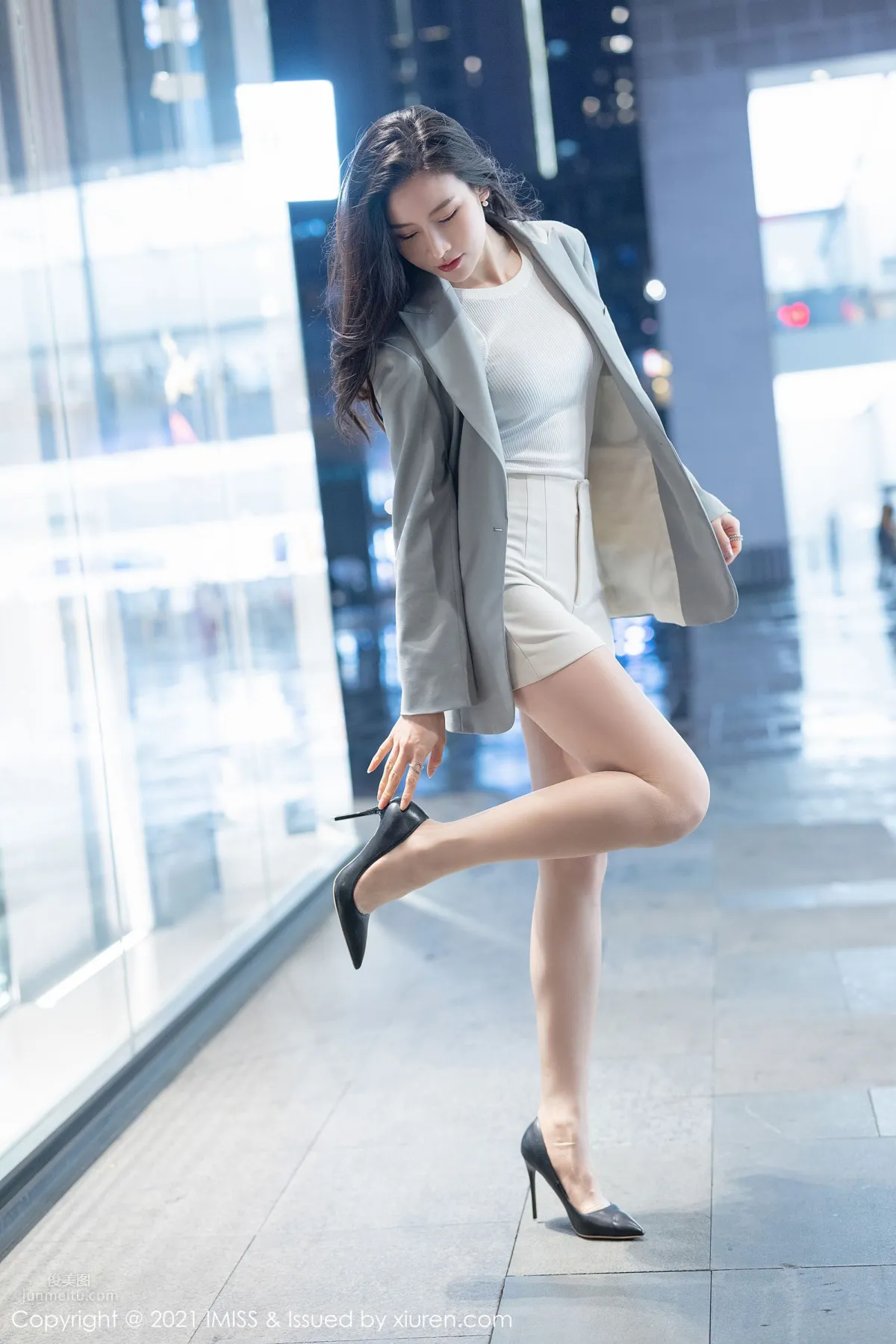 氣質美女Vanessa 優雅多姿的職場OL 11