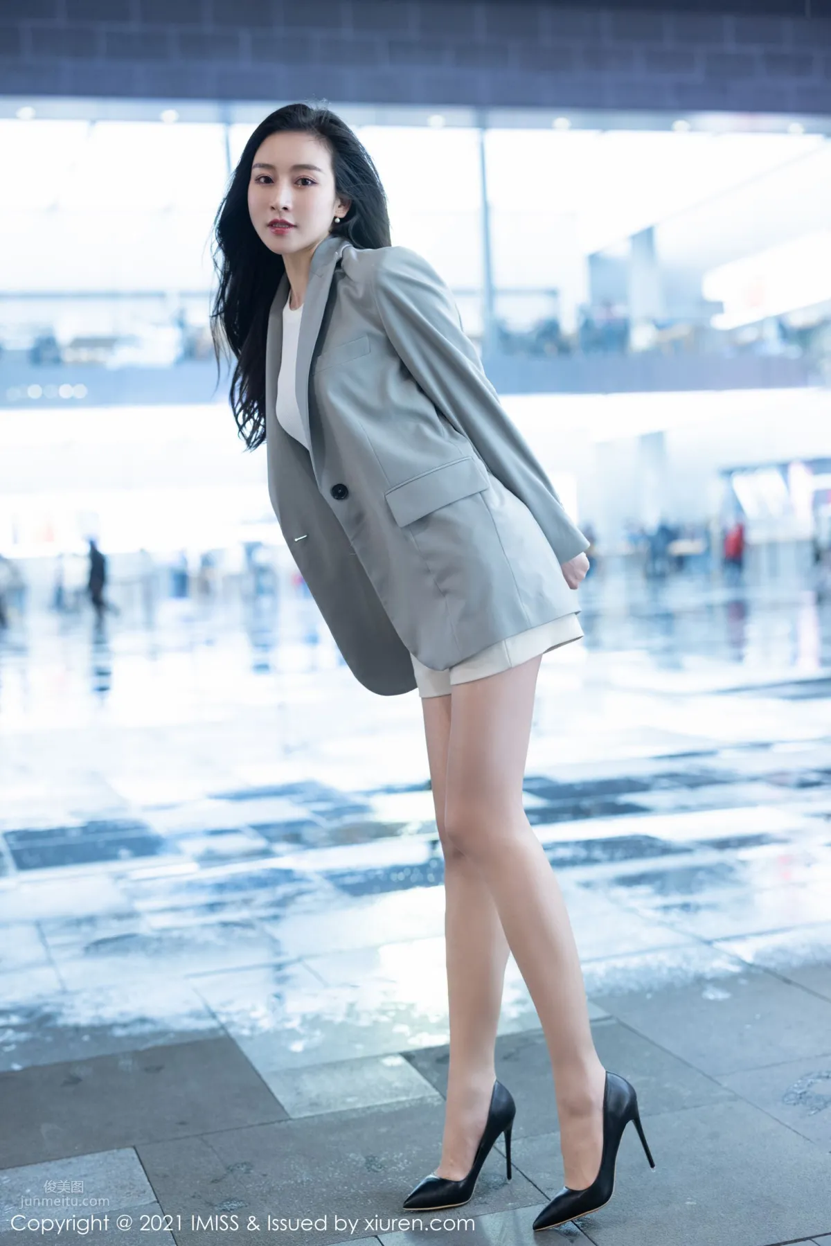 氣質美女Vanessa 優雅多姿的職場OL 16