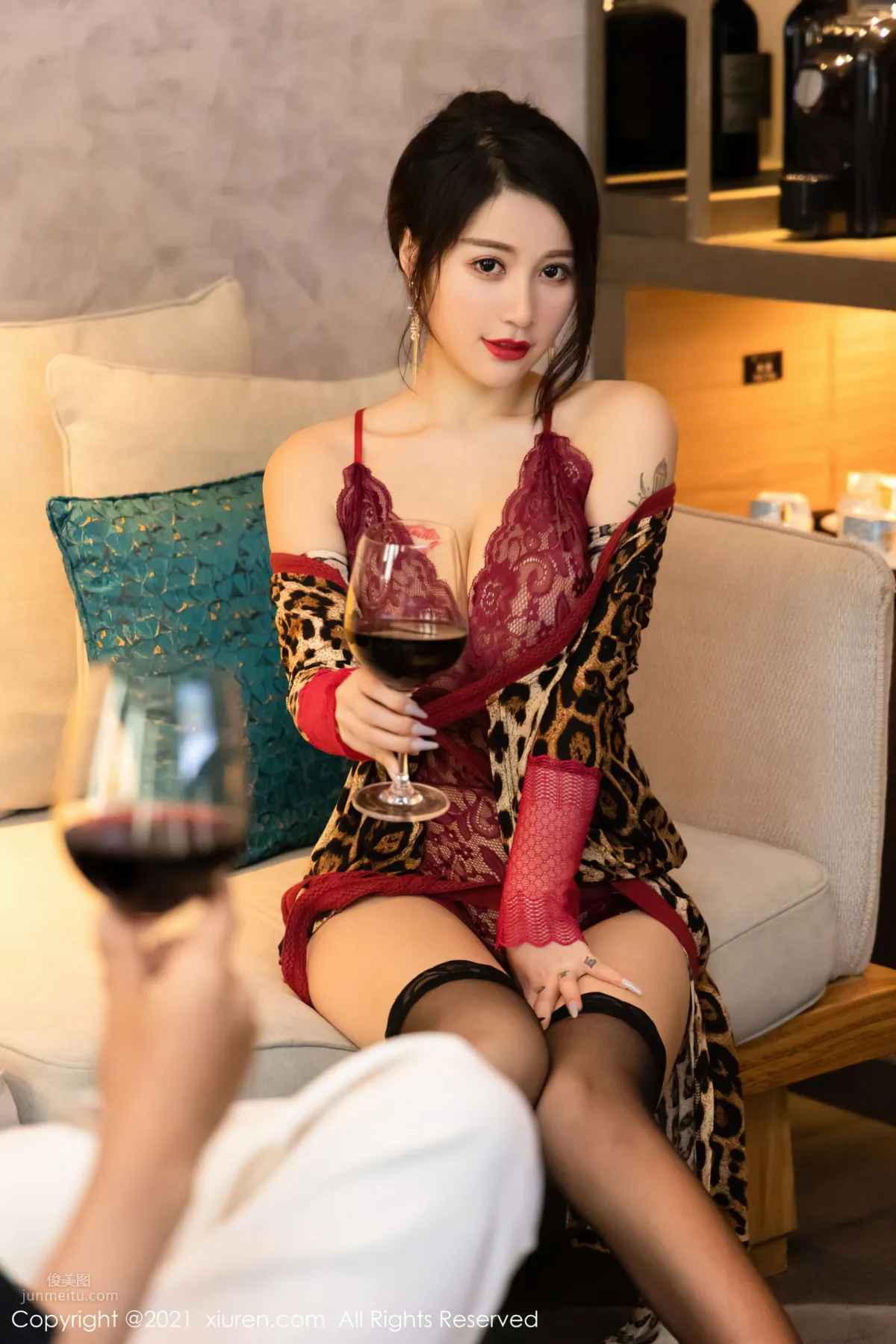 Meiqi Mia's Story Theme, Delivering a Bottle of Red Wine to the Room photo 40