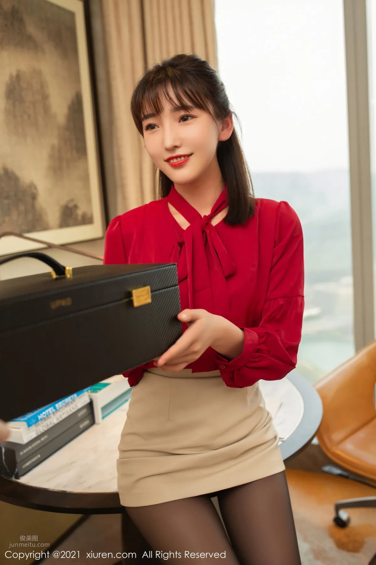 Lu Xuanxuan in Bright Red Outfit, The Goddess's Unique Gift photo 4