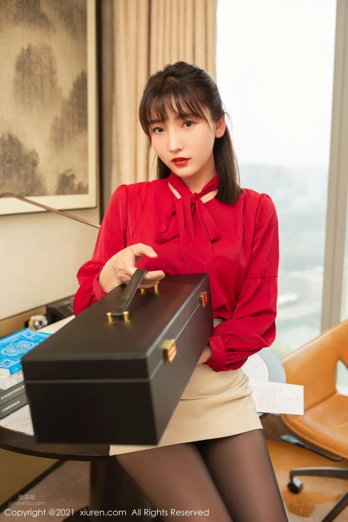 Lu Xuanxuan in Bright Red Outfit, The Goddess's Unique Gift photo 3