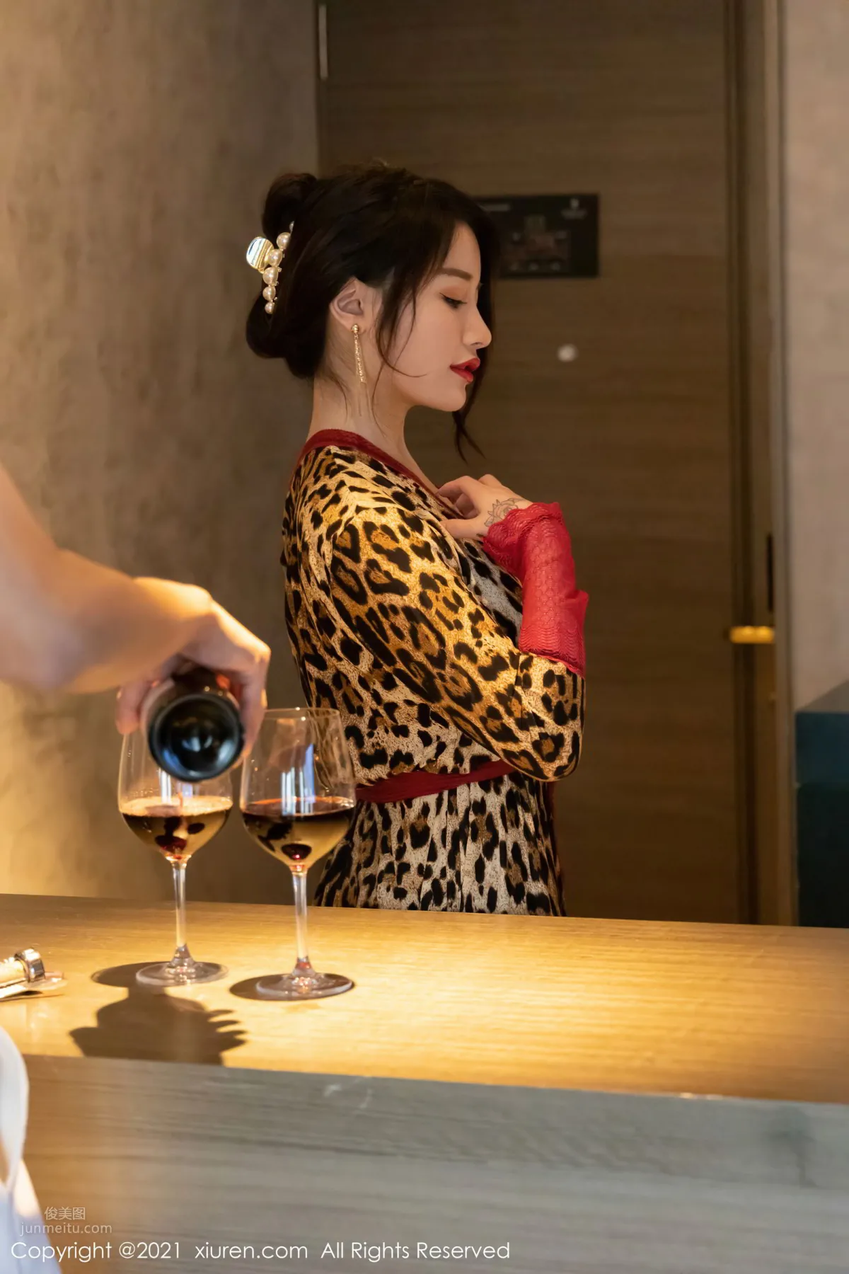 Meiqi Mia's Story Theme, Delivering a Bottle of Red Wine to the Room photo 20