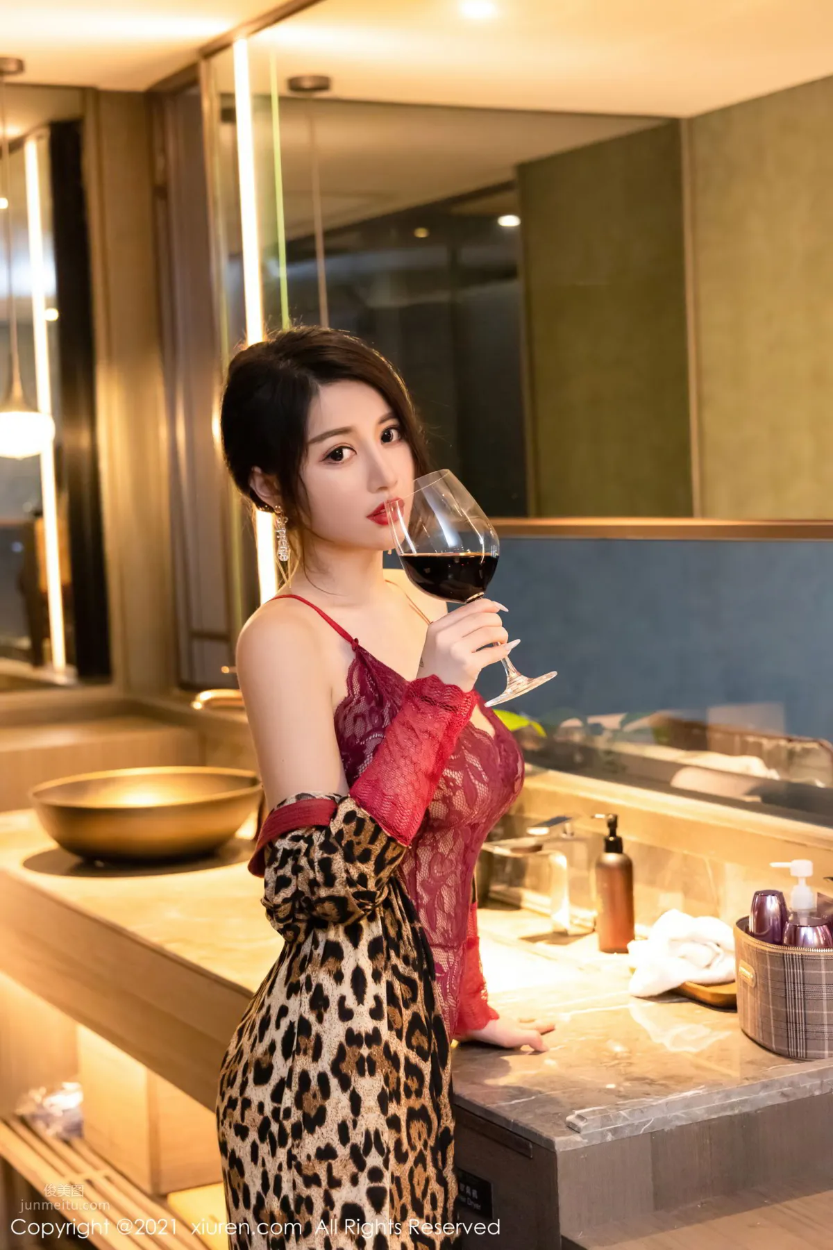 Meiqi Mia's Story Theme, Delivering a Bottle of Red Wine to the Room photo 69