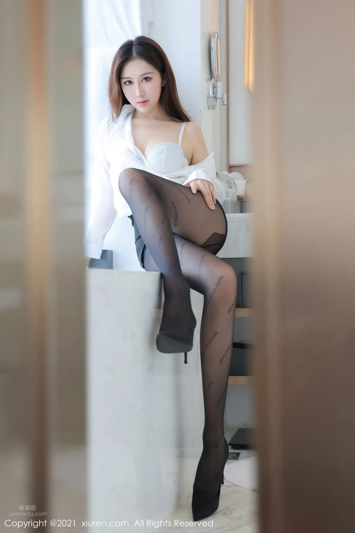 Your Secretary Yue Yintong, Classic White Shirt photo 22