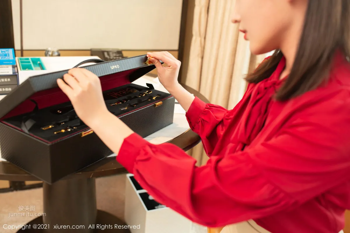 Lu Xuanxuan in Bright Red Outfit, The Goddess's Unique Gift photo 6