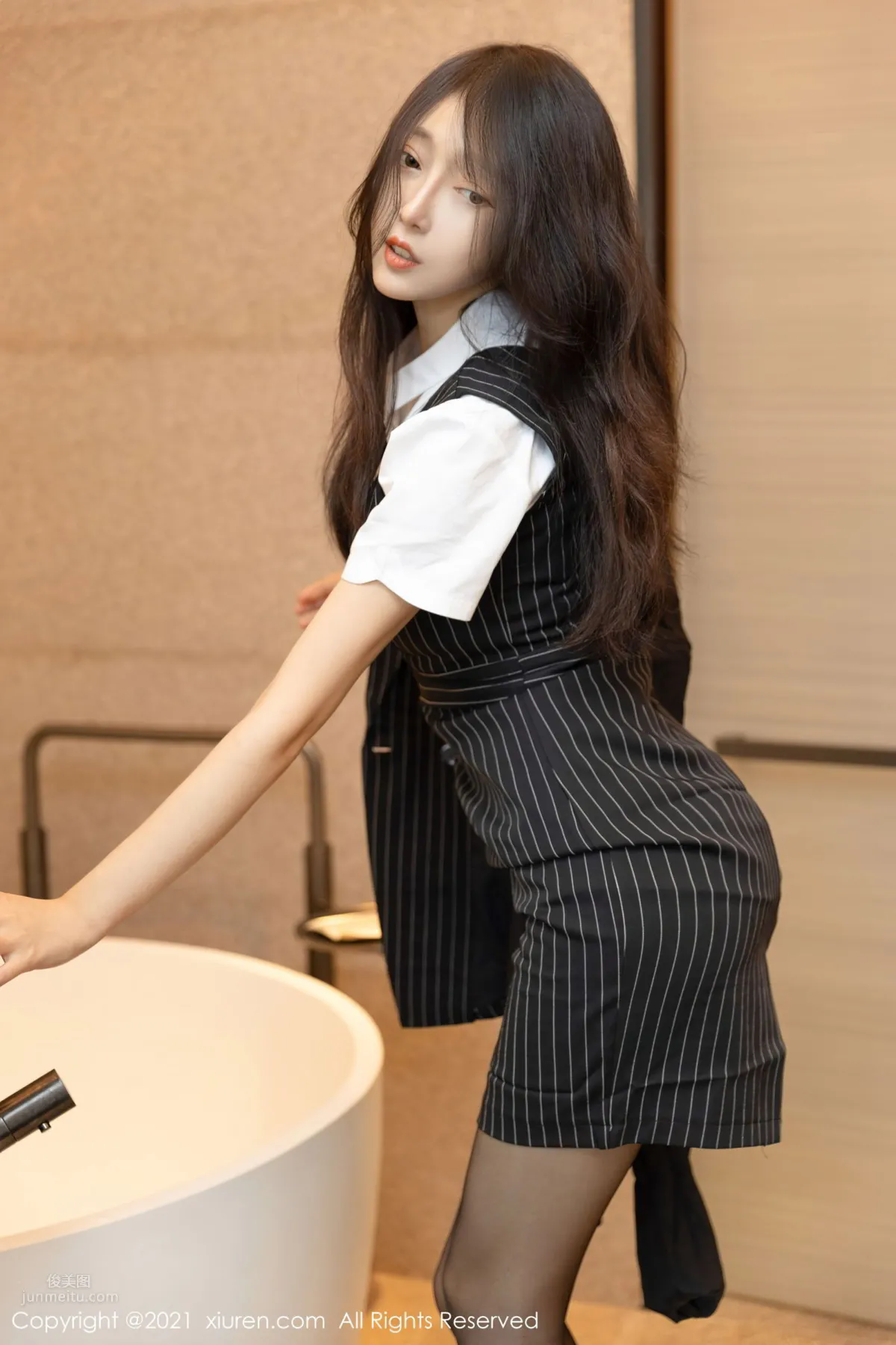 Hotel Repairman Yue Eryue, On Call with Attentive Service photo 20