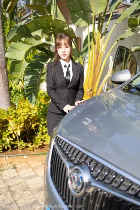 Car Show Girl Wang Yuchun, Fashionable Dynamic Glasses OL