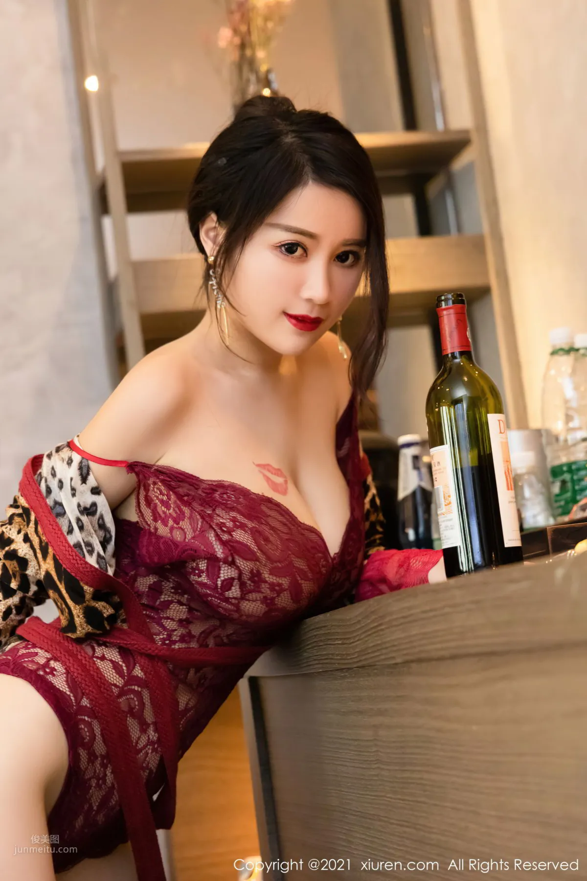 Meiqi Mia's Story Theme, Delivering a Bottle of Red Wine to the Room photo 53