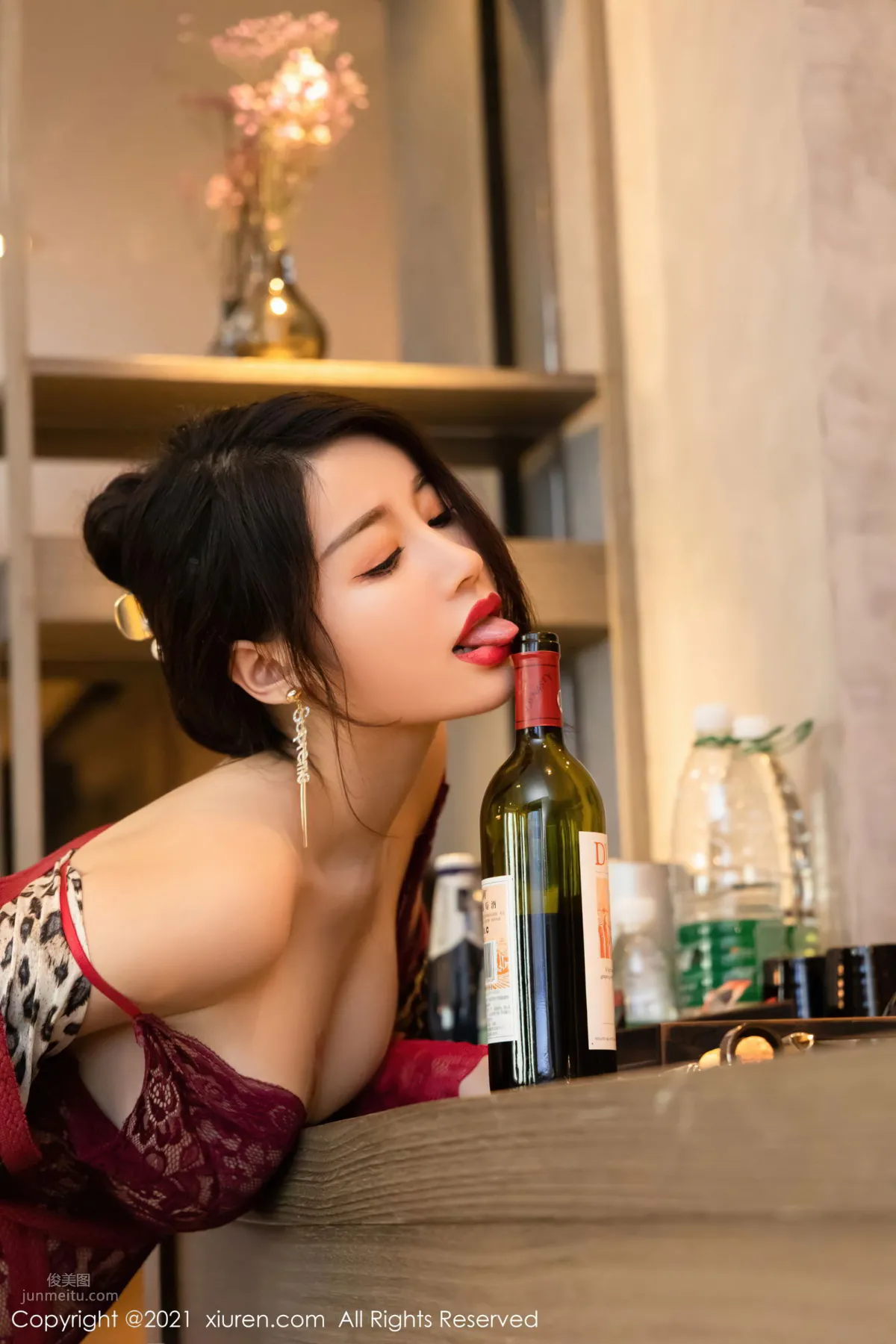 Meiqi Mia's Story Theme, Delivering a Bottle of Red Wine to the Room photo 52