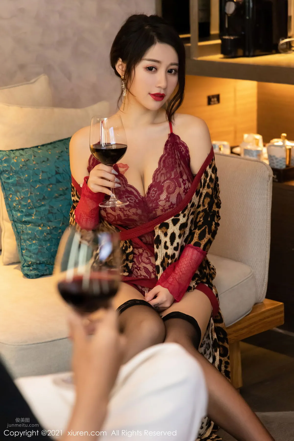 Meiqi Mia's Story Theme, Delivering a Bottle of Red Wine to the Room photo 39