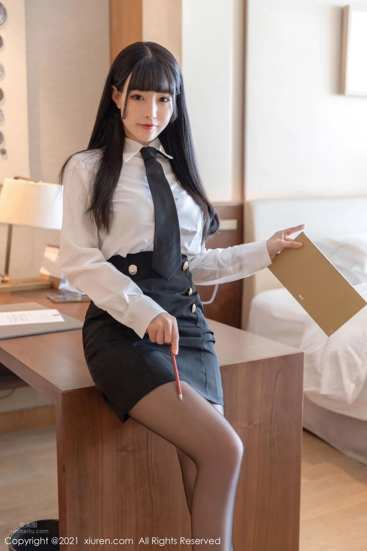 Sister Zhu Ke'er Flower, Workplace White Shirt Black Short Skirt photo 9
