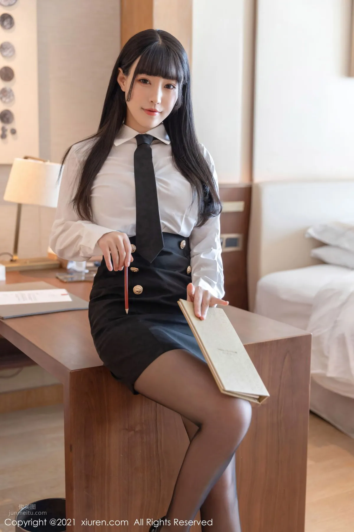 Sister Zhu Ke'er Flower, Workplace White Shirt Black Short Skirt photo 7