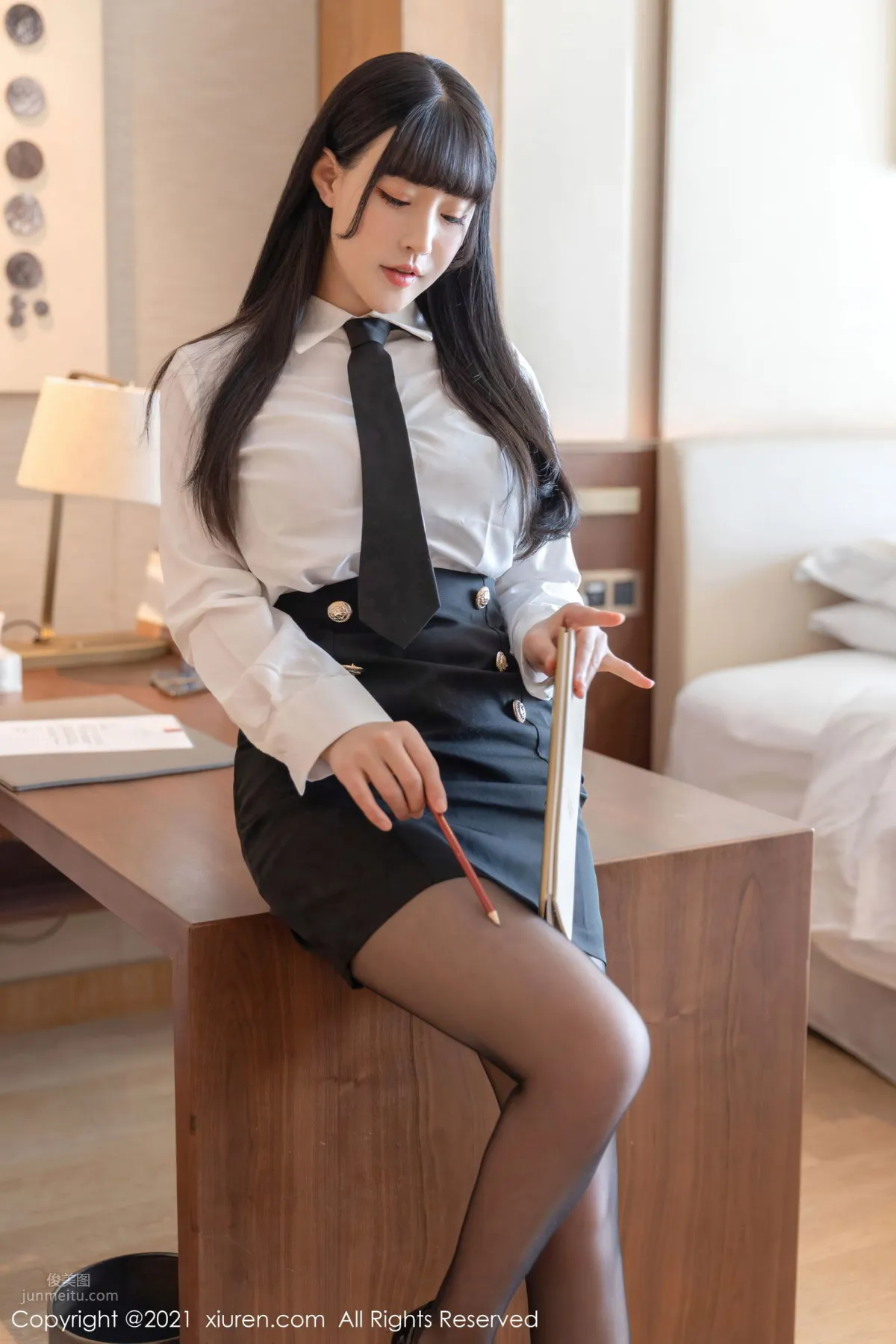 Sister Zhu Ke'er Flower, Workplace White Shirt Black Short Skirt photo 8