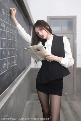 王心怡輕靈之氣 靓麗多姿職業裝