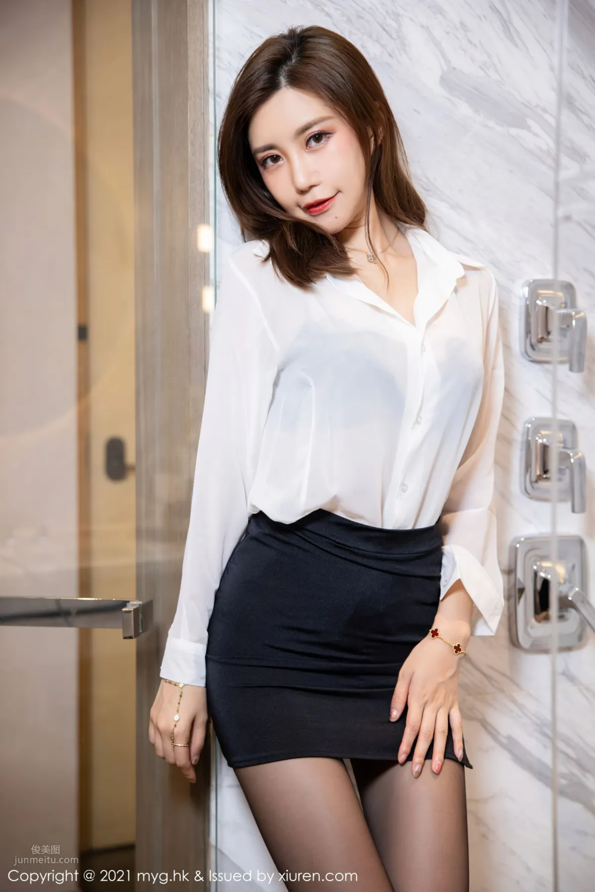 Qi Lijia's Hangzhou Travel Shoot, Classic Black and White Business Attire photo 39