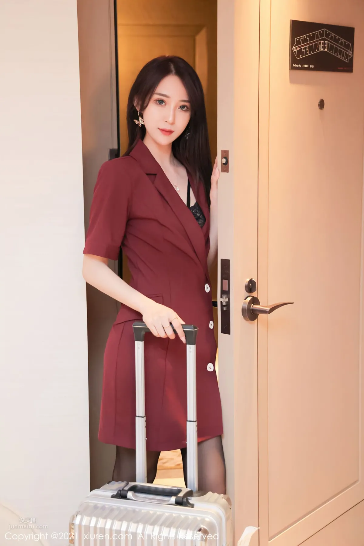 Flight Attendant Beauty Zhou Muxi Returns to Hotel After Getting Off the Plane photo 15