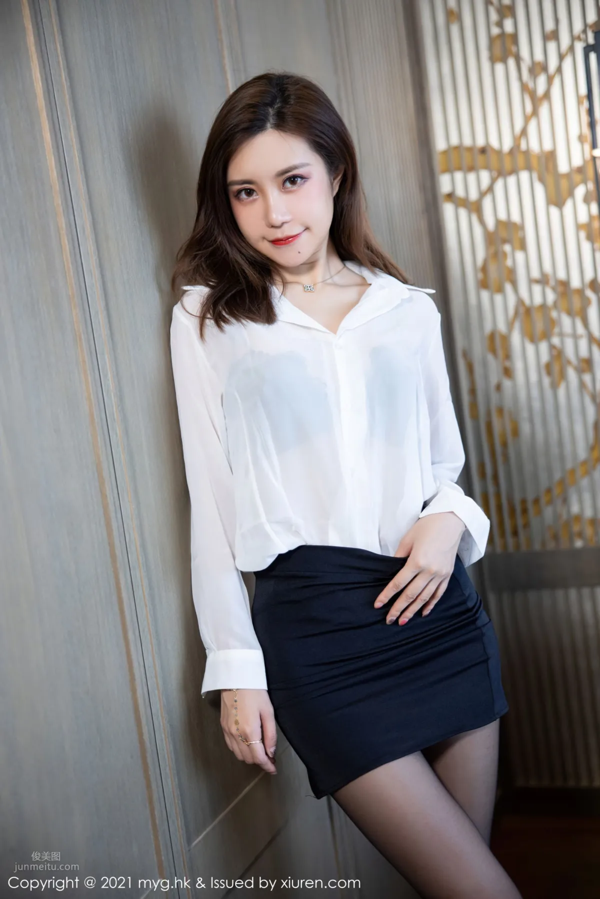 Qi Lijia's Hangzhou Travel Shoot, Classic Black and White Business Attire photo 1
