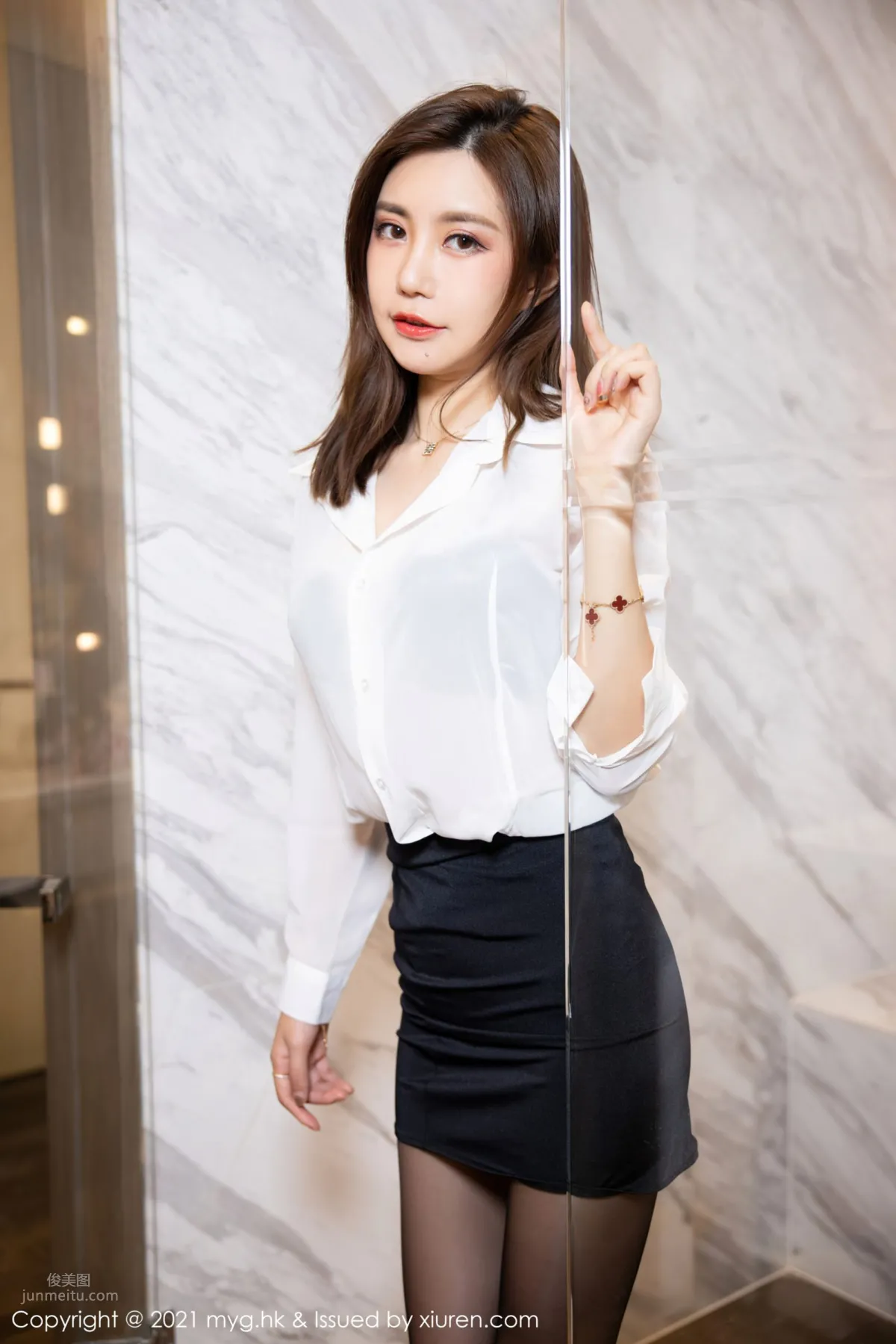 Qi Lijia's Hangzhou Travel Shoot, Classic Black and White Business Attire photo 37
