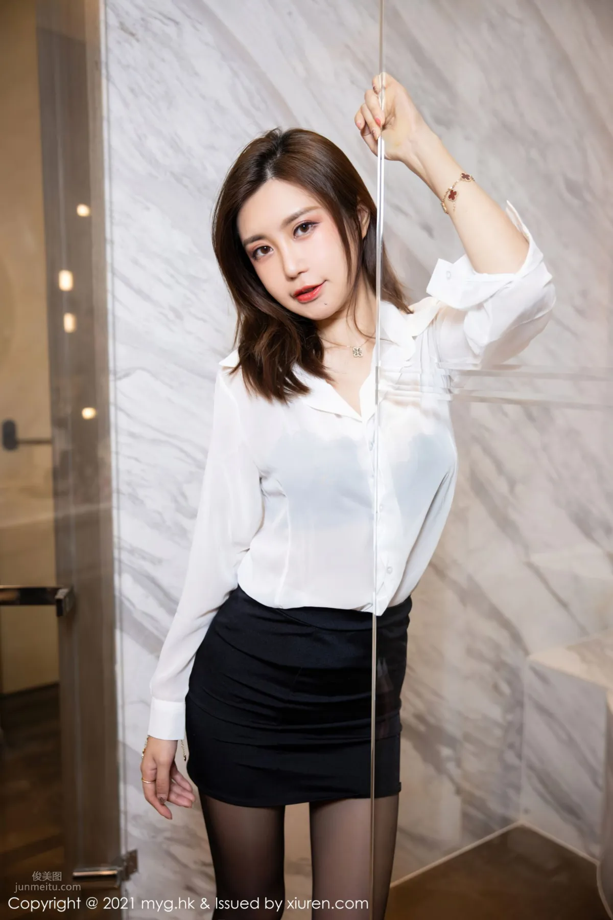Qi Lijia's Hangzhou Travel Shoot, Classic Black and White Business Attire photo 36