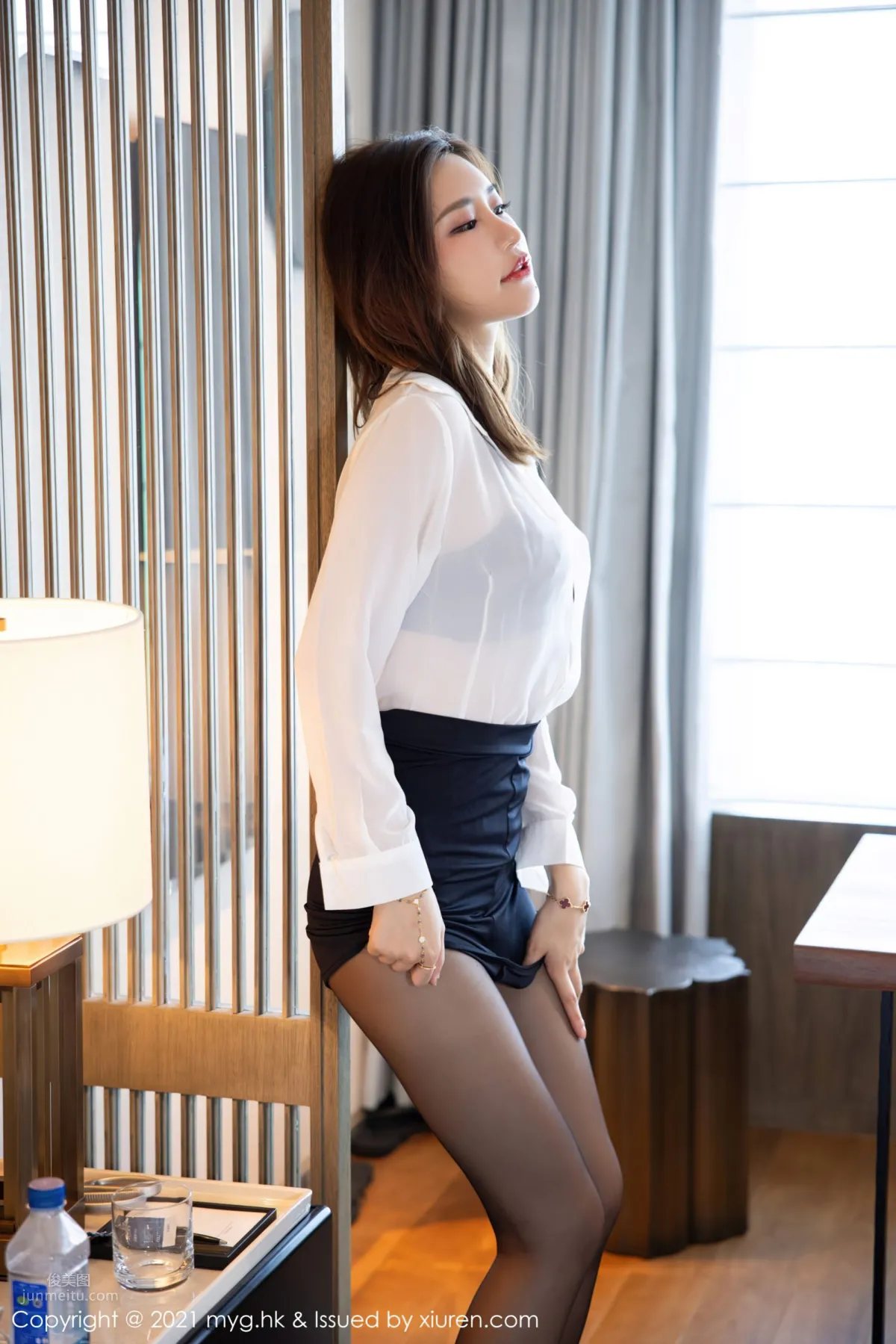 Qi Lijia's Hangzhou Travel Shoot, Classic Black and White Business Attire photo 32
