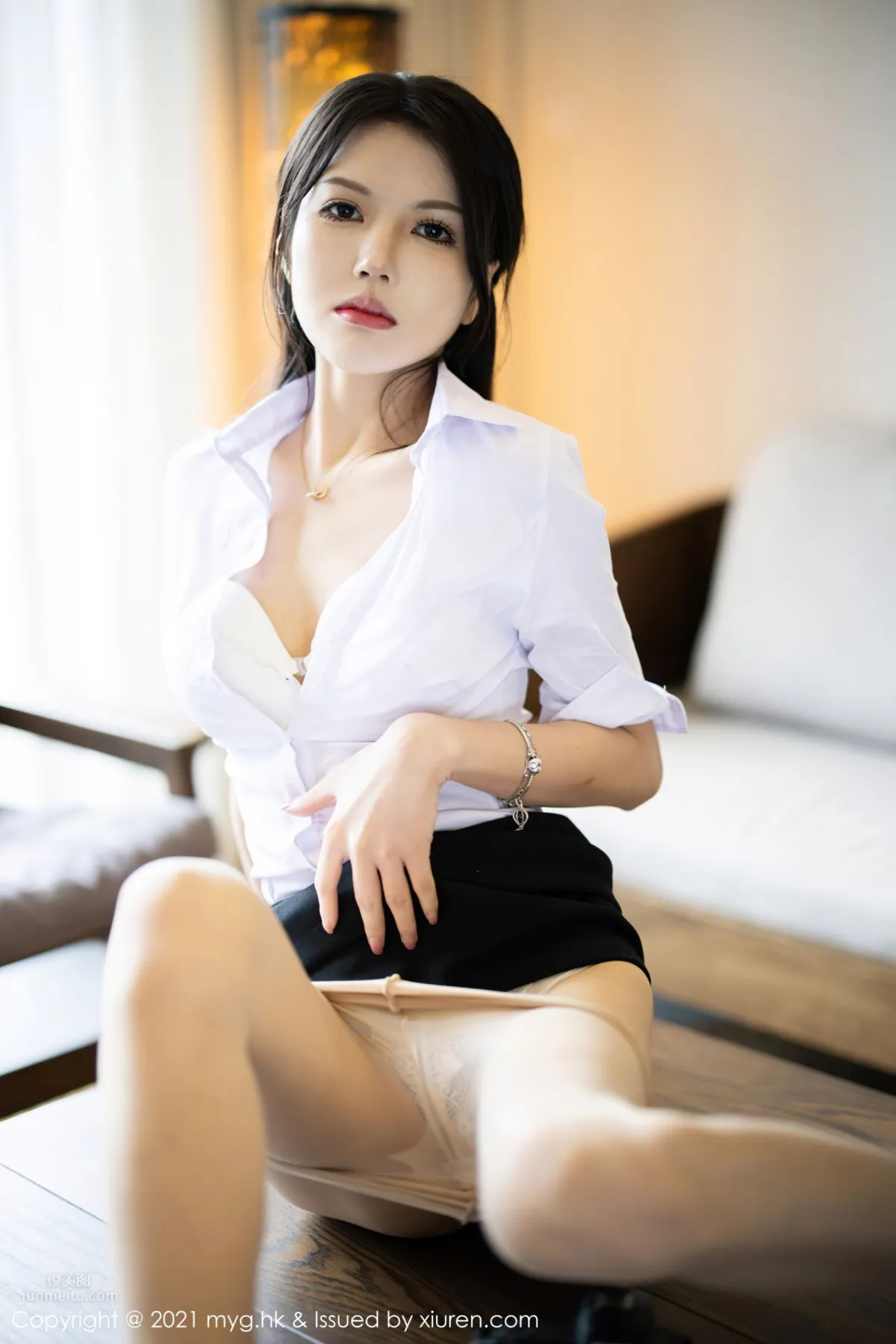 新人模特媛媛醬 白襯衫與黑短裙 39