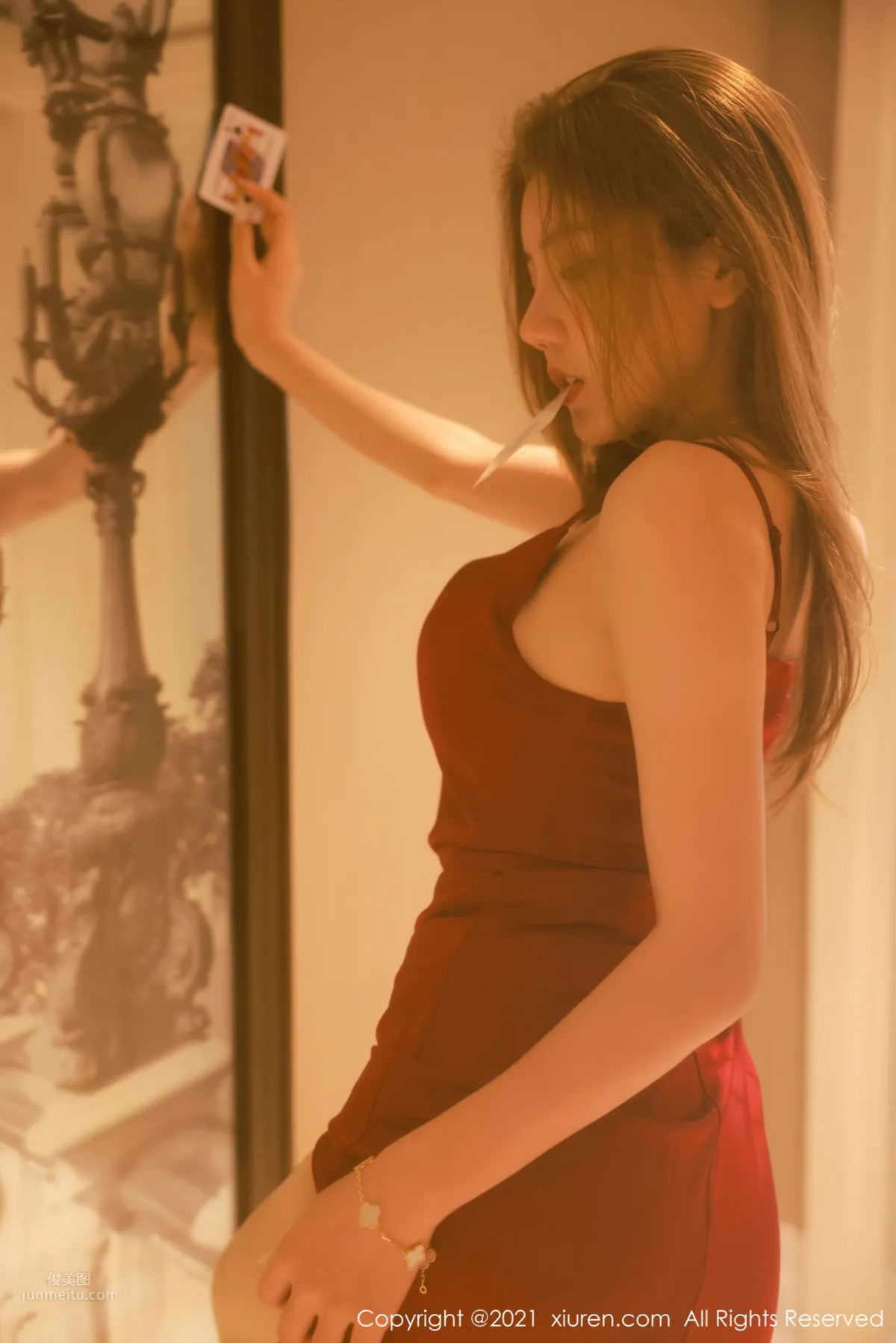 荷官女郎夏西CiCi 猩红吊裙港风娇媚_13