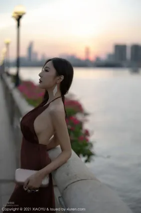 你的女神王馨瑤 香槟色吊裙勾勒