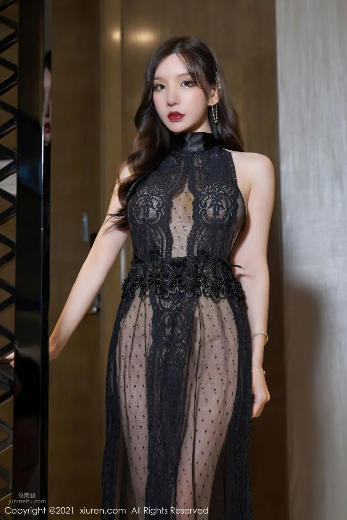 魅惑女神周于希 黑色的镂空服饰_8
